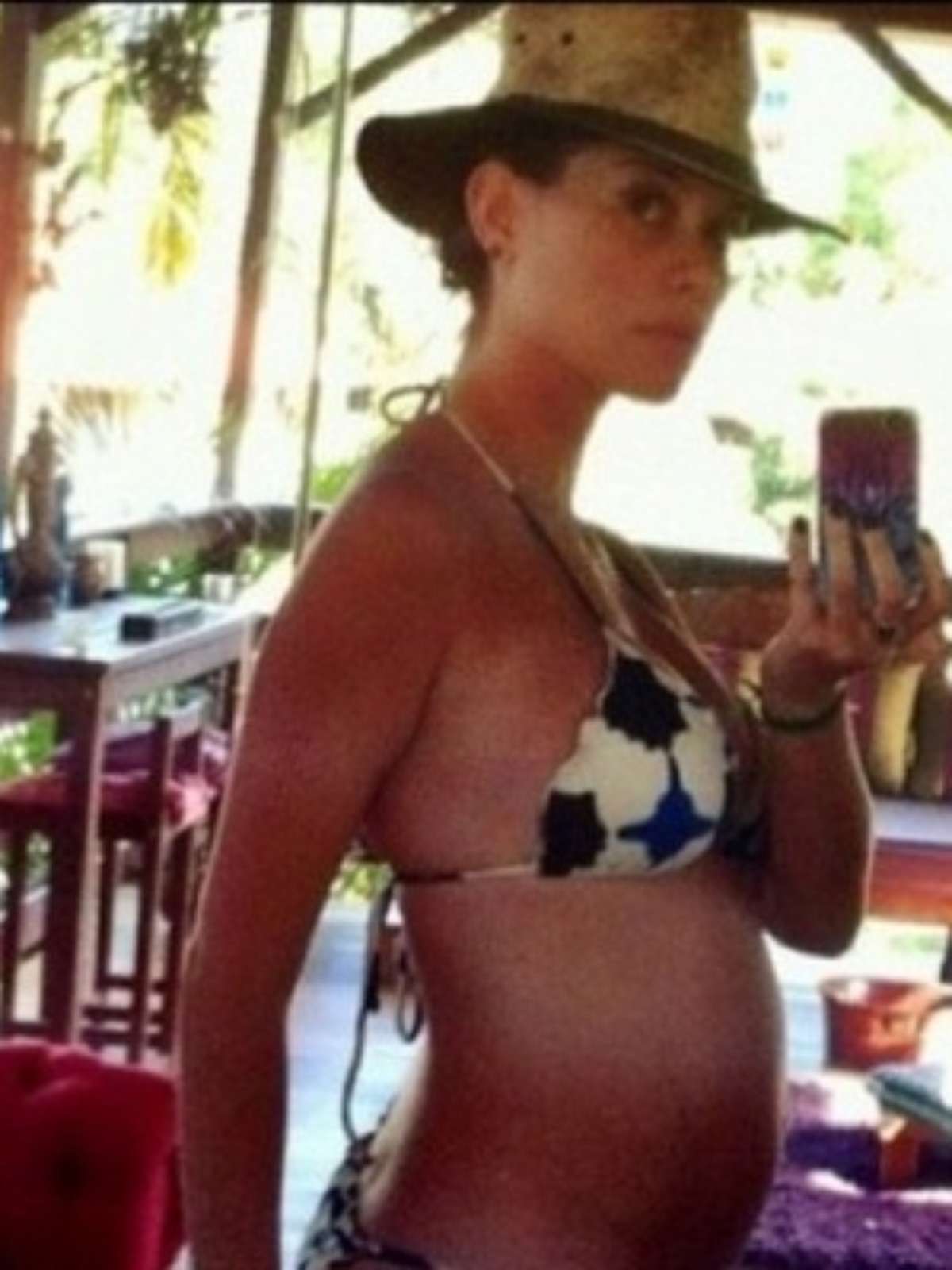 Alinne Moraes, grávida de dois meses, corta dobrado para abandonar o  cigarro - Famosos - Extra Online