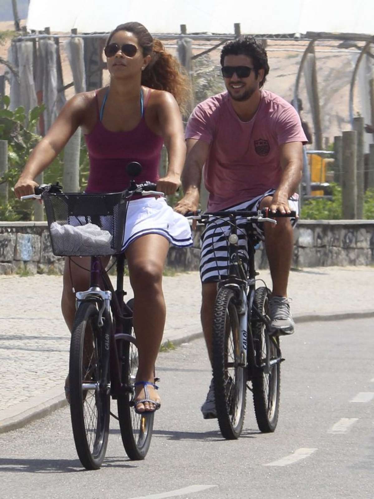 Juliana Alves pedala com o namorado no Rio; veja fotos