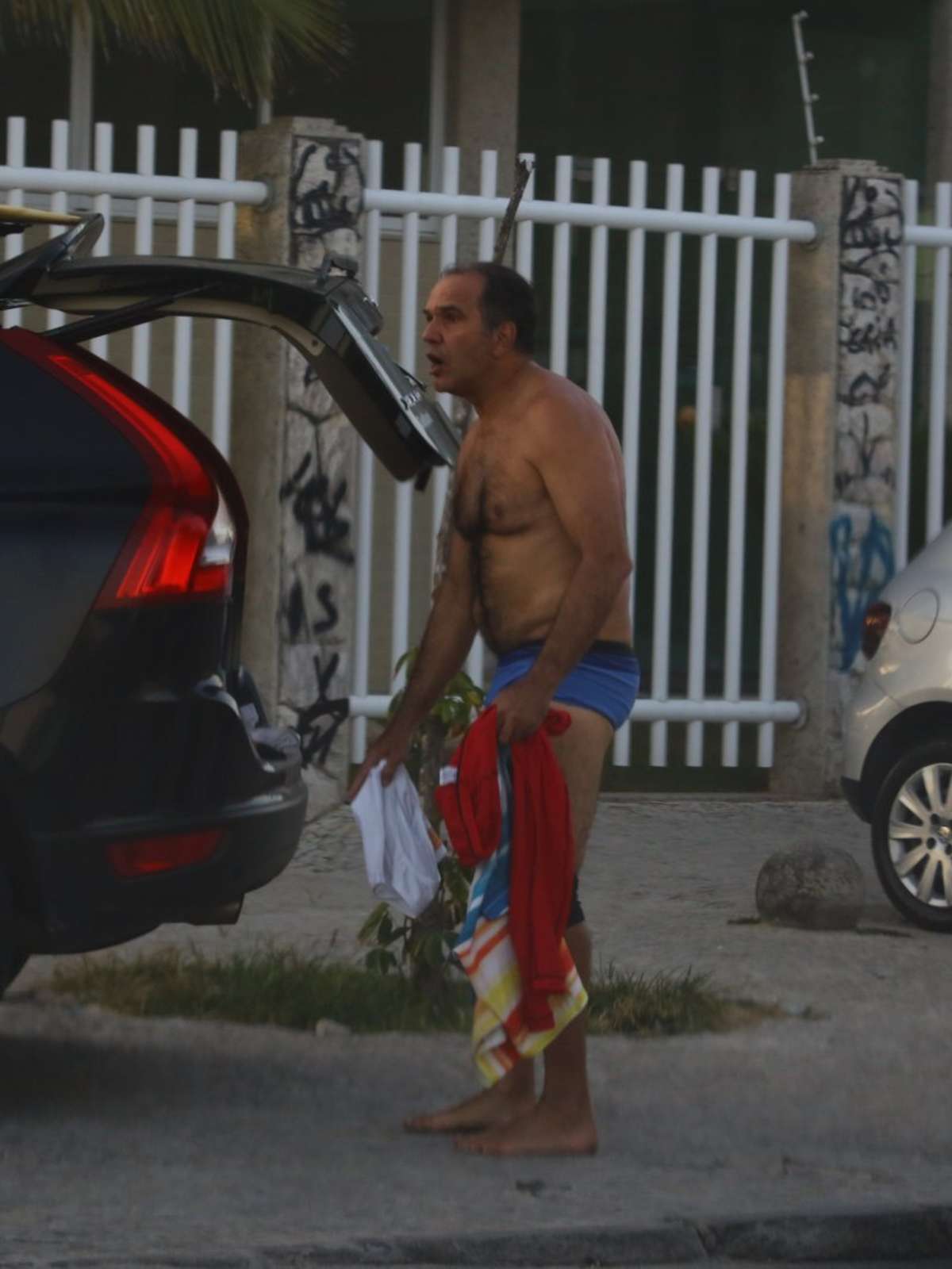 Humberto Martins é clicado após surfar no Rio; veja fotos