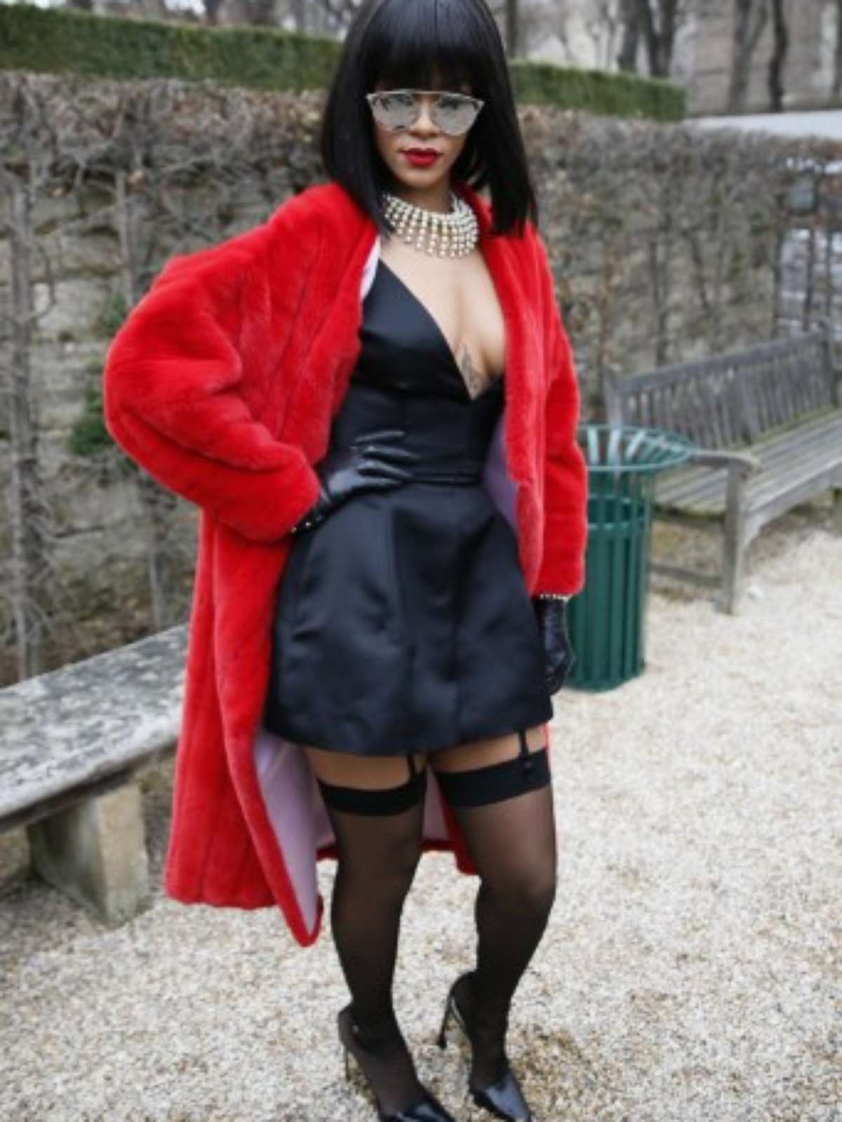 Rihanna erra com looks exóticos em Paris