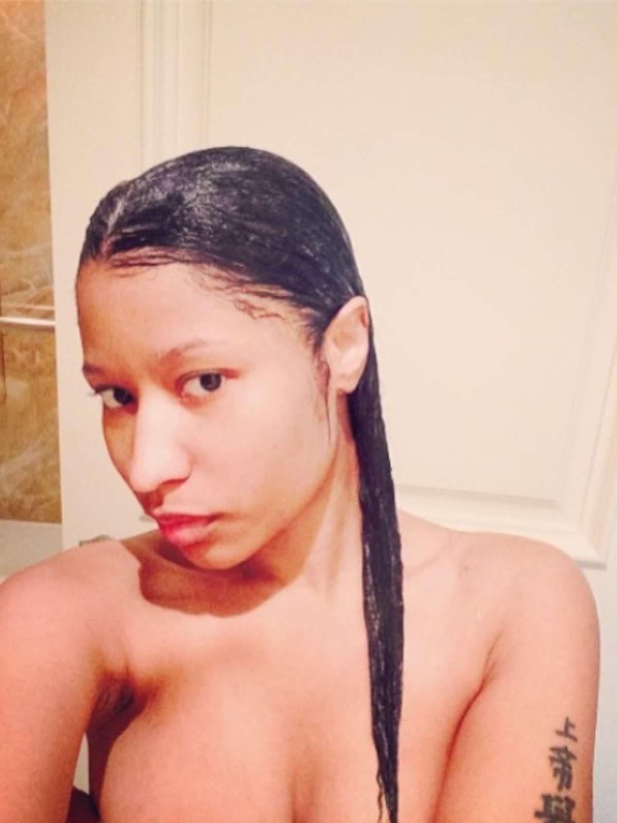 Nicki Minaj surpreende ao publicar foto sem maquiagem