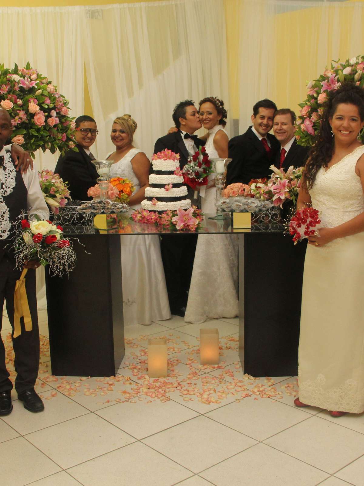 Igreja evangélica realiza casamento coletivo gay em SP