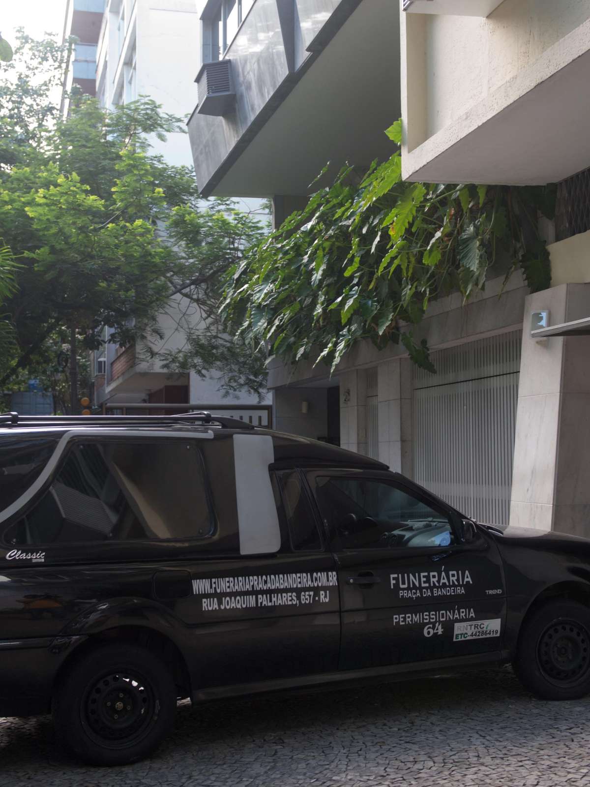 Carro funerário chega a apartamento de mulher de José Wilker