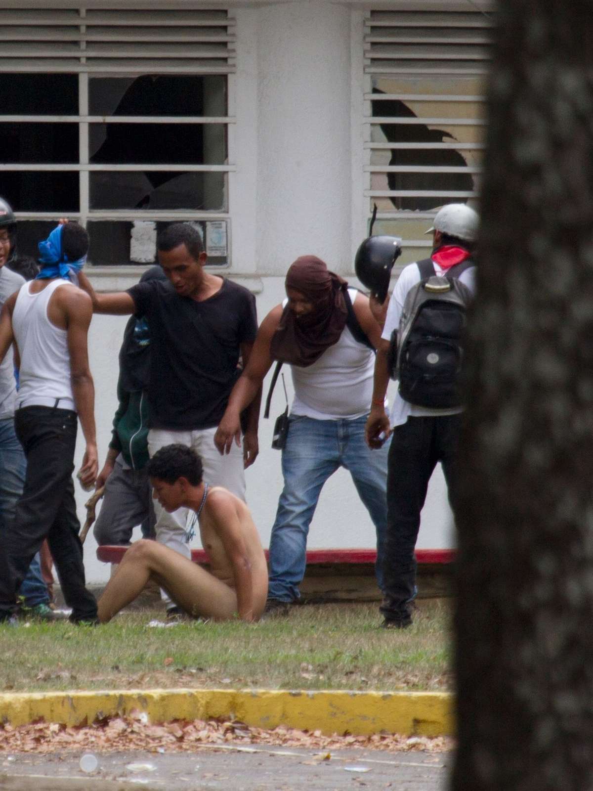 Venezuelanos tiram a roupa para protestar contra o governo