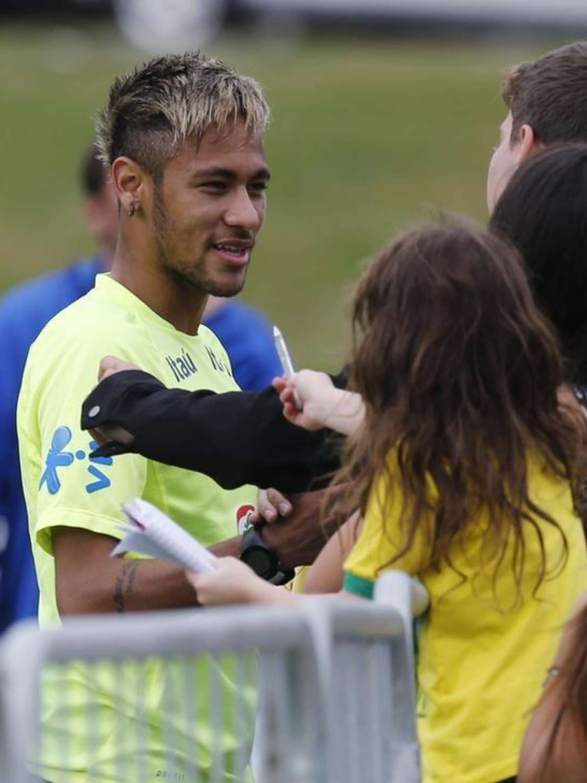 neymar-mostra-novo-penteado-durante-treino-da-selecao-em-londres-1342709816528_615x470.jpg