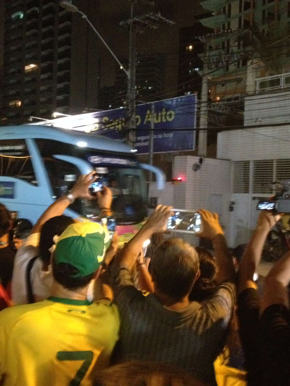 Antes de clássico, Neymar descontrai, faz careta e tira onda com 'parça