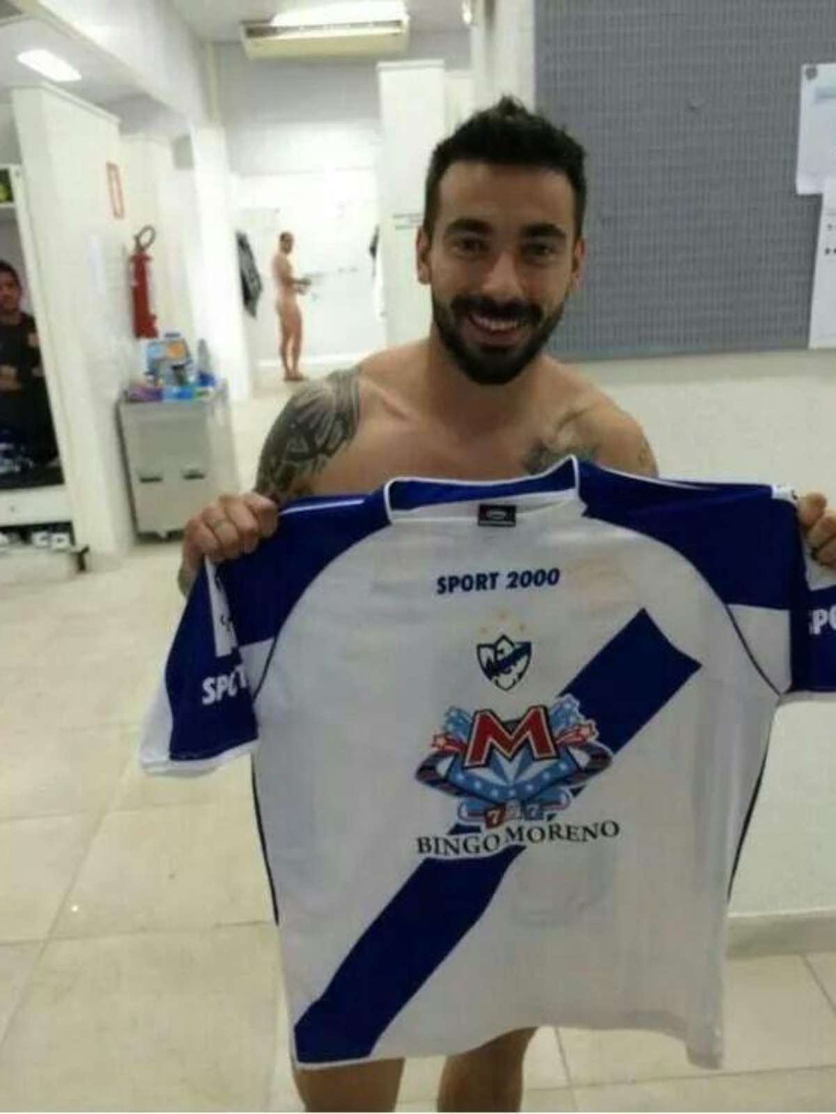 Lavezzi comete gafe e publica foto de Zabaleta nu no Twitter