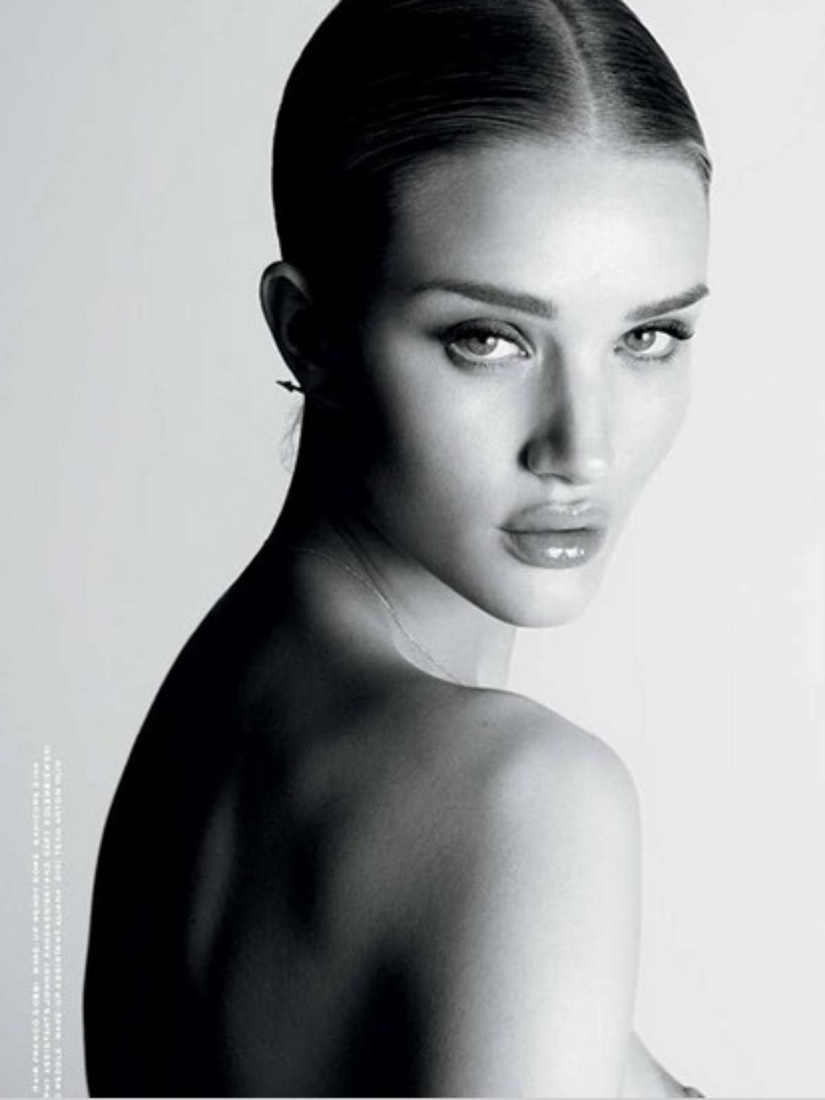 Rosie Huntington-Whiteley posa de topless para revista