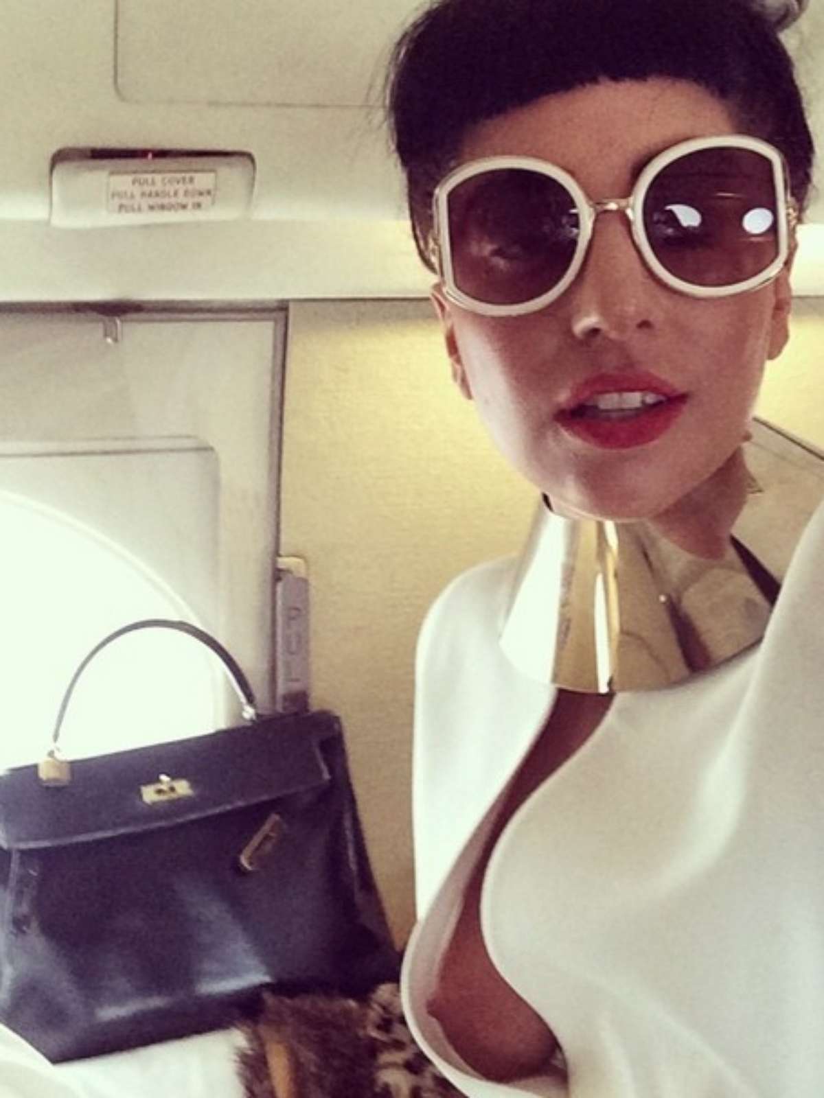 De look decotado, Lady Gaga faz selfie e deixa seio à mostra