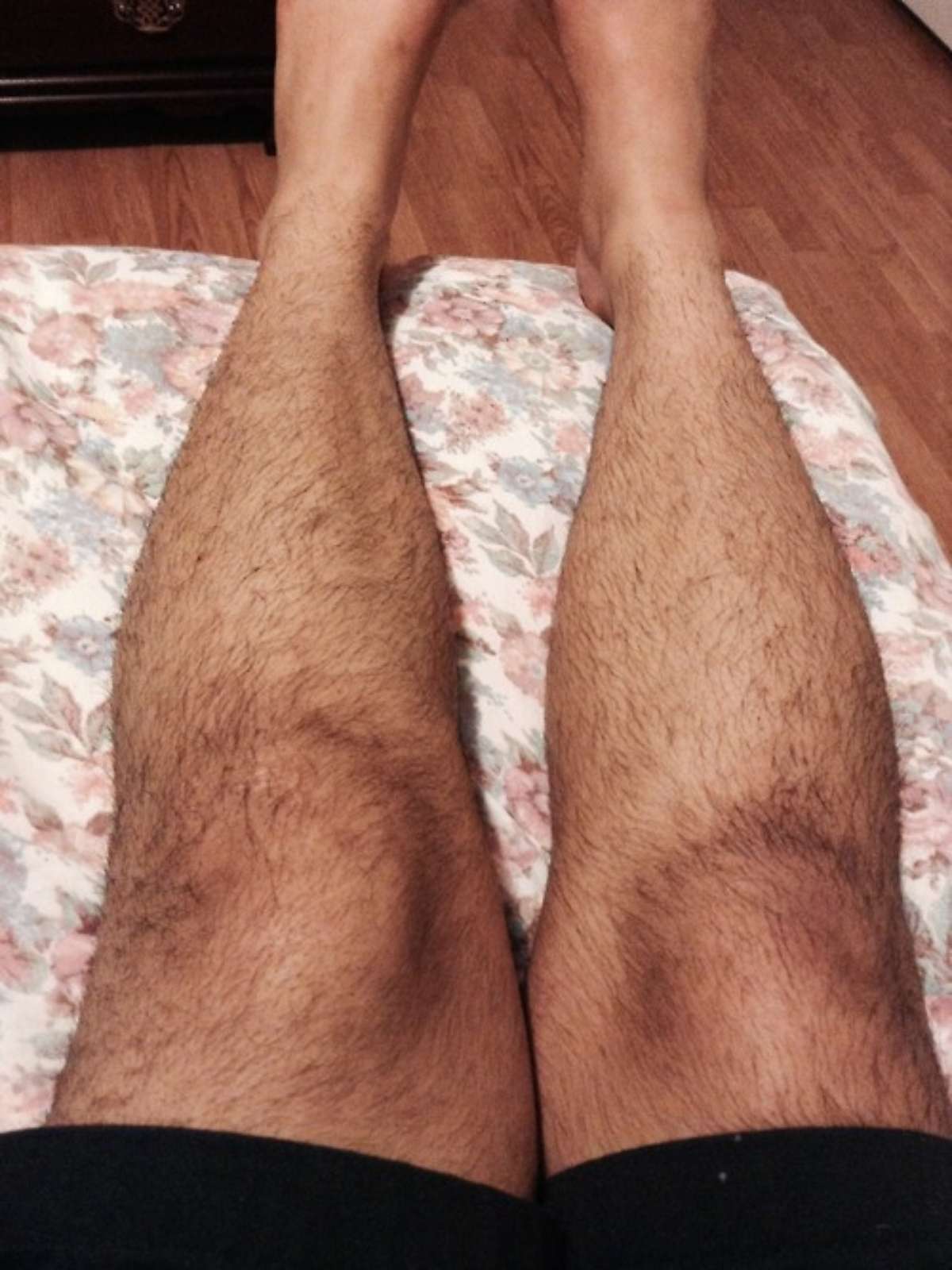 Небритые бедра. Мужские ноги. Красивая с небритыми ногами.
