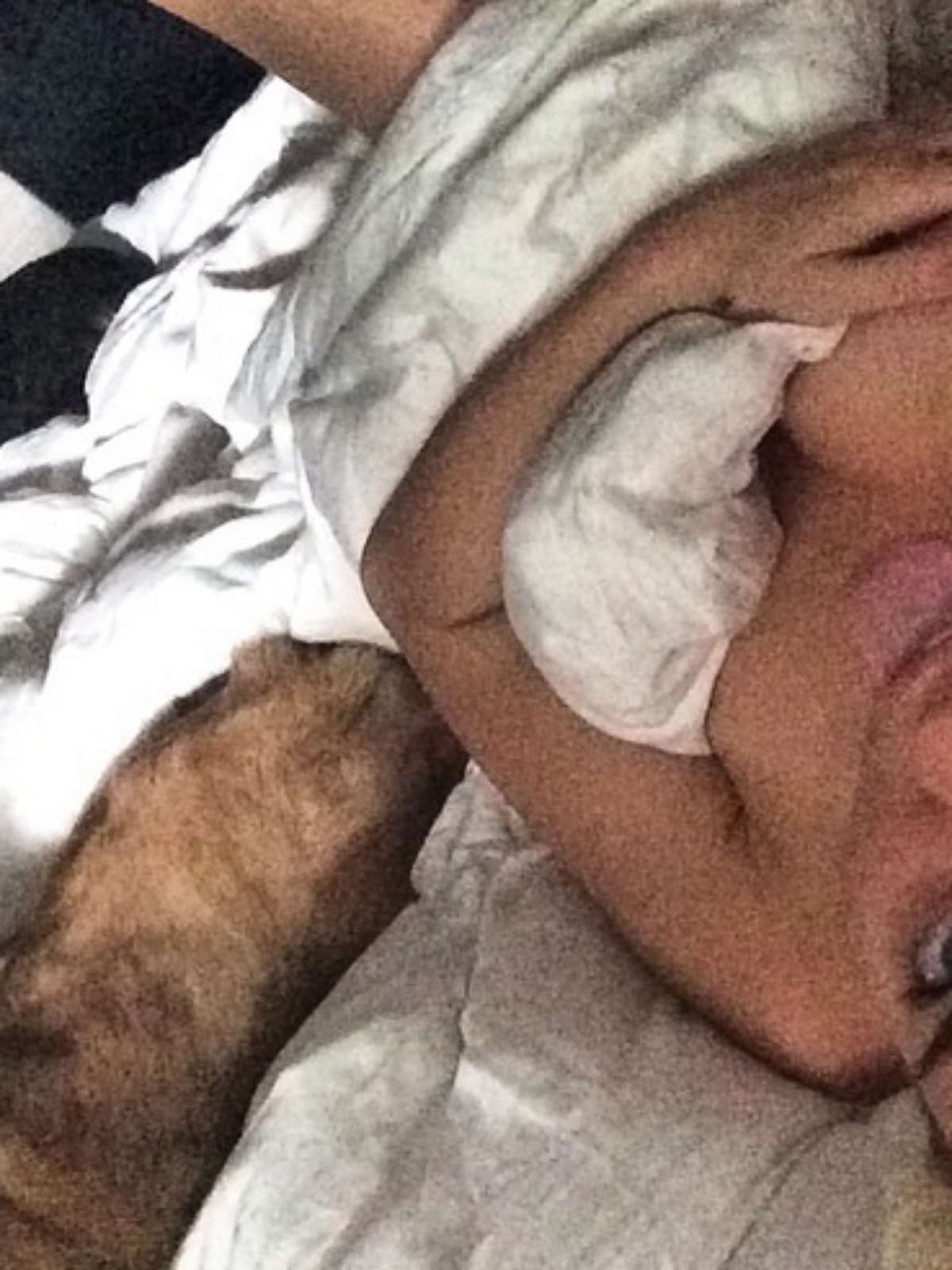 Em foto, Miley Cyrus aparece nua e com animais na cama