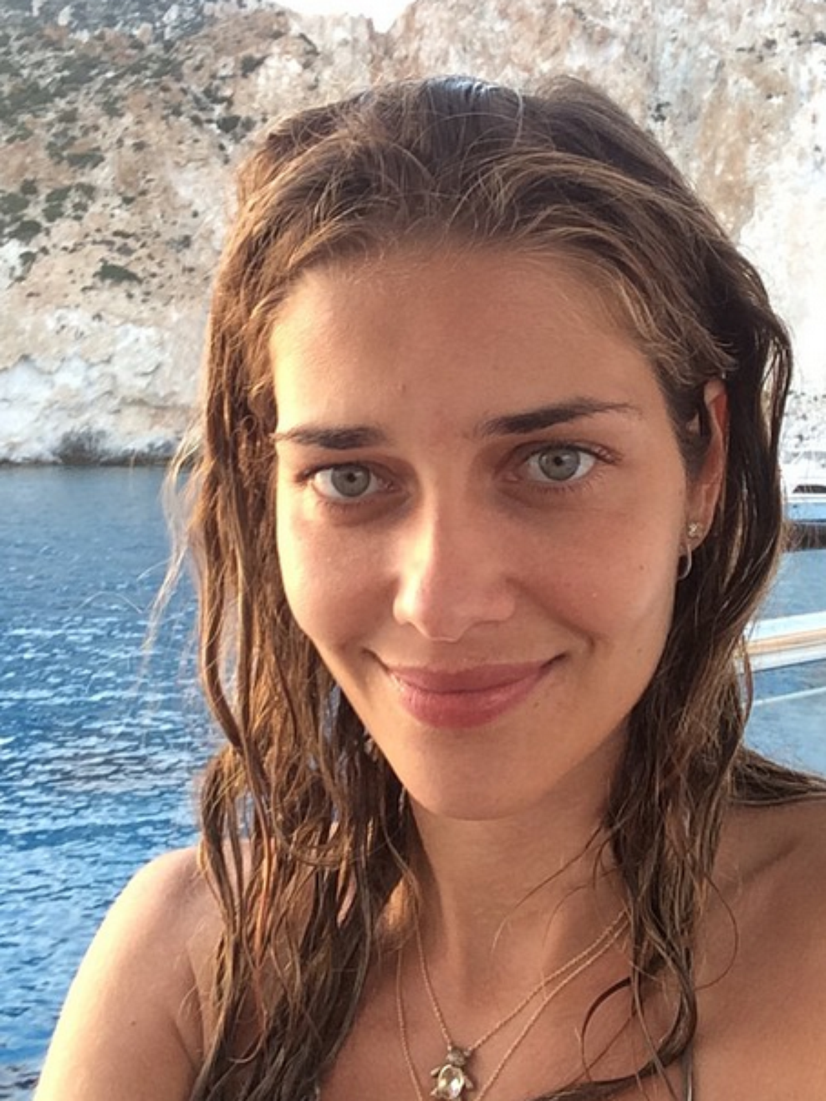 Ana Beatriz Barros dispensa maquiagem e posta foto na Grécia Ana Beatriz Barros dispensa maquiagem e posta foto na Grécia