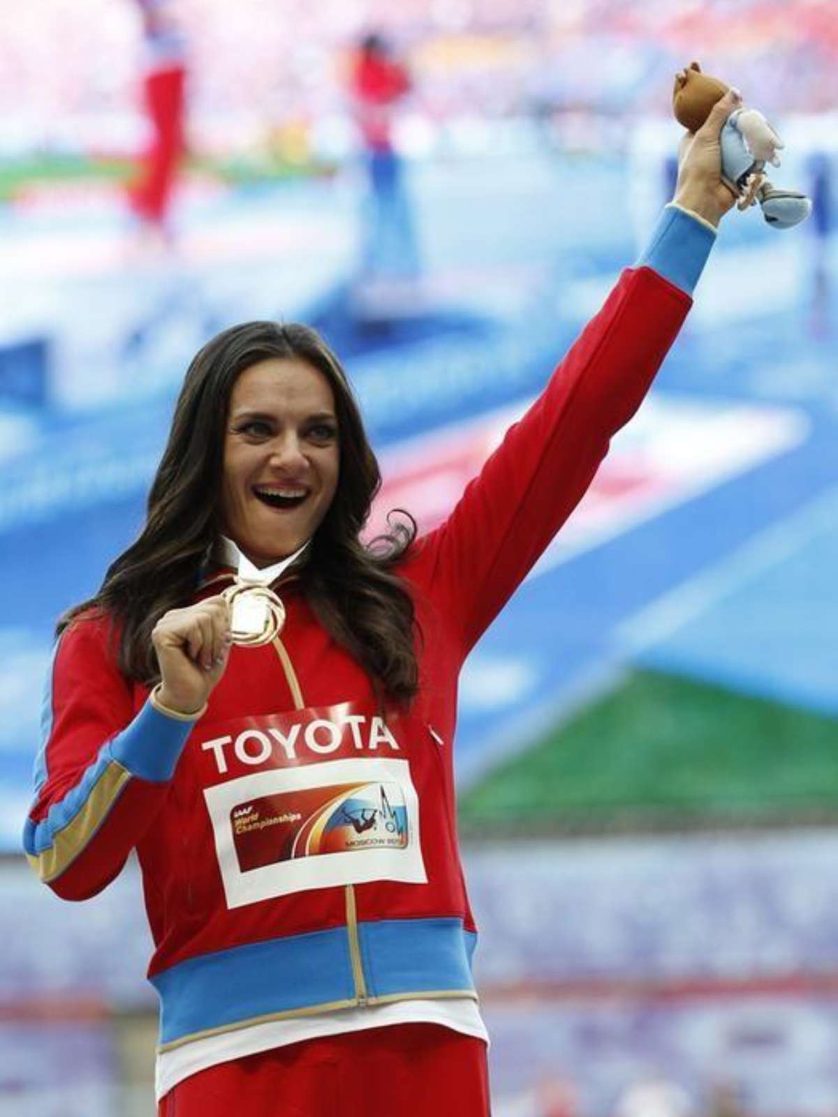 Isinbayeva volta a competir após 3 anos e faz melhor salto de 2016