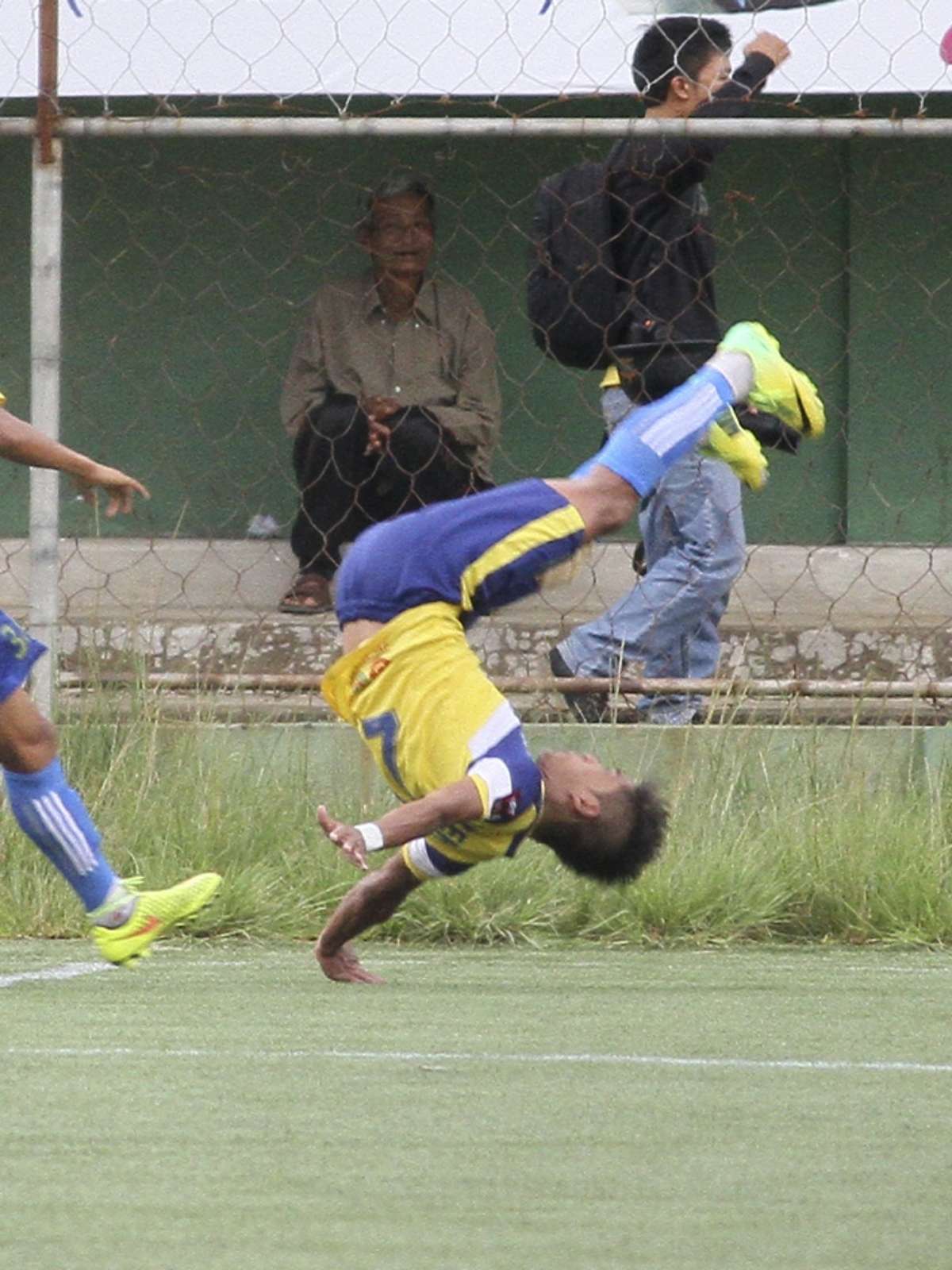 Na Índia, jogador morre após se machucar em comemoração de gol