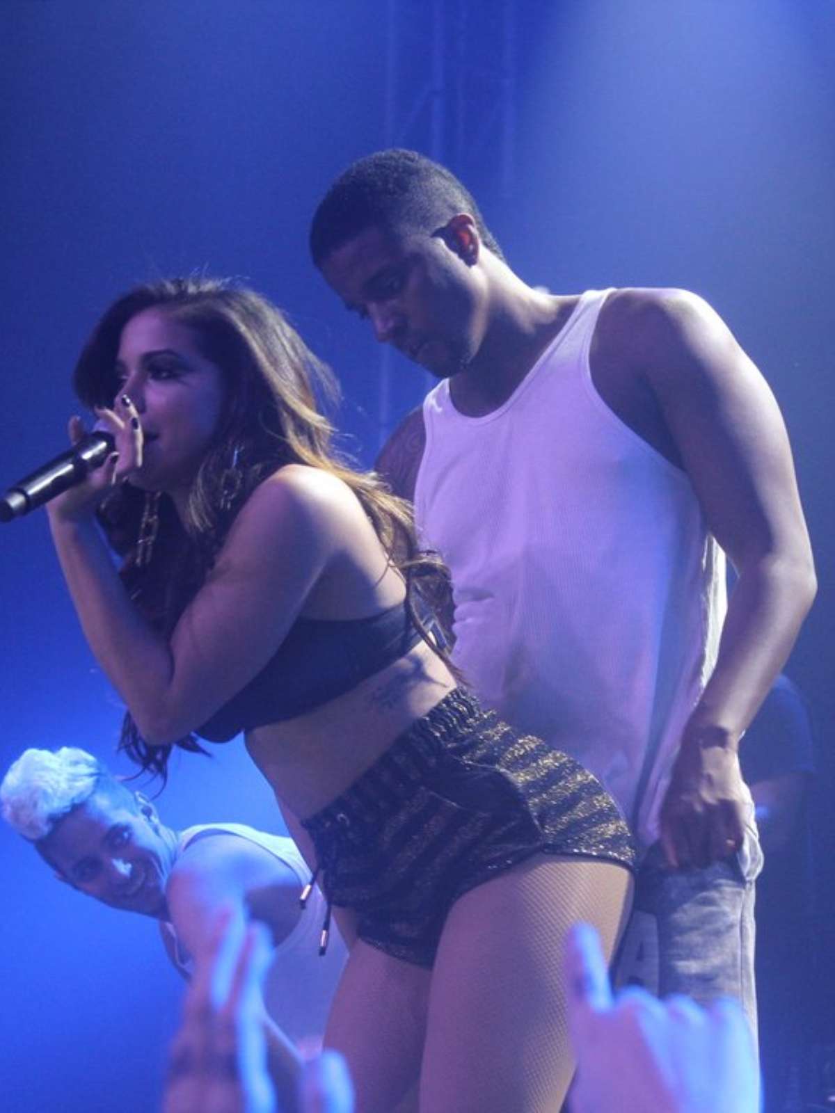 Com short curto, Anitta faz coreografia sensual em show