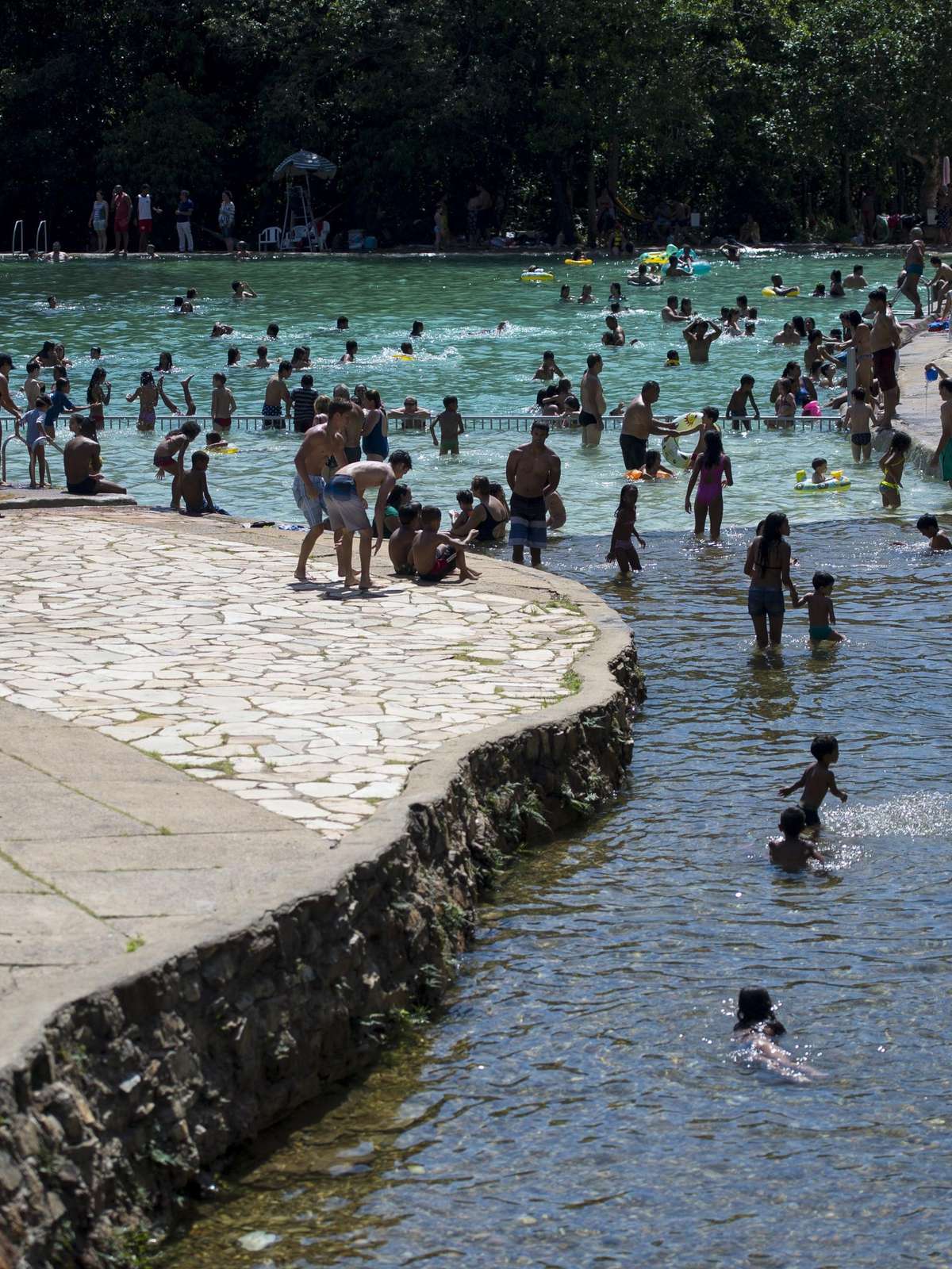 Forte calor faz Parque Nacional de Brasília ficar lotado