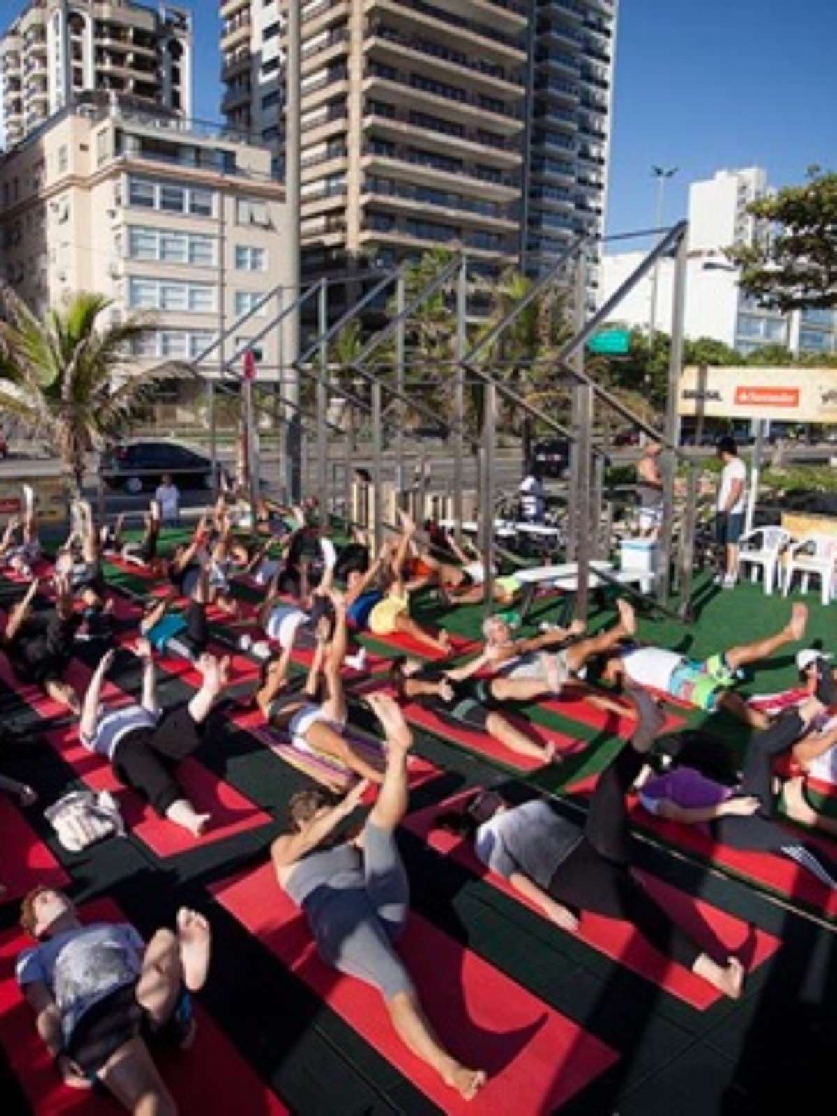 Aulão de yoga reúne mais de 100 pessoas no Parque do Ibirapuera