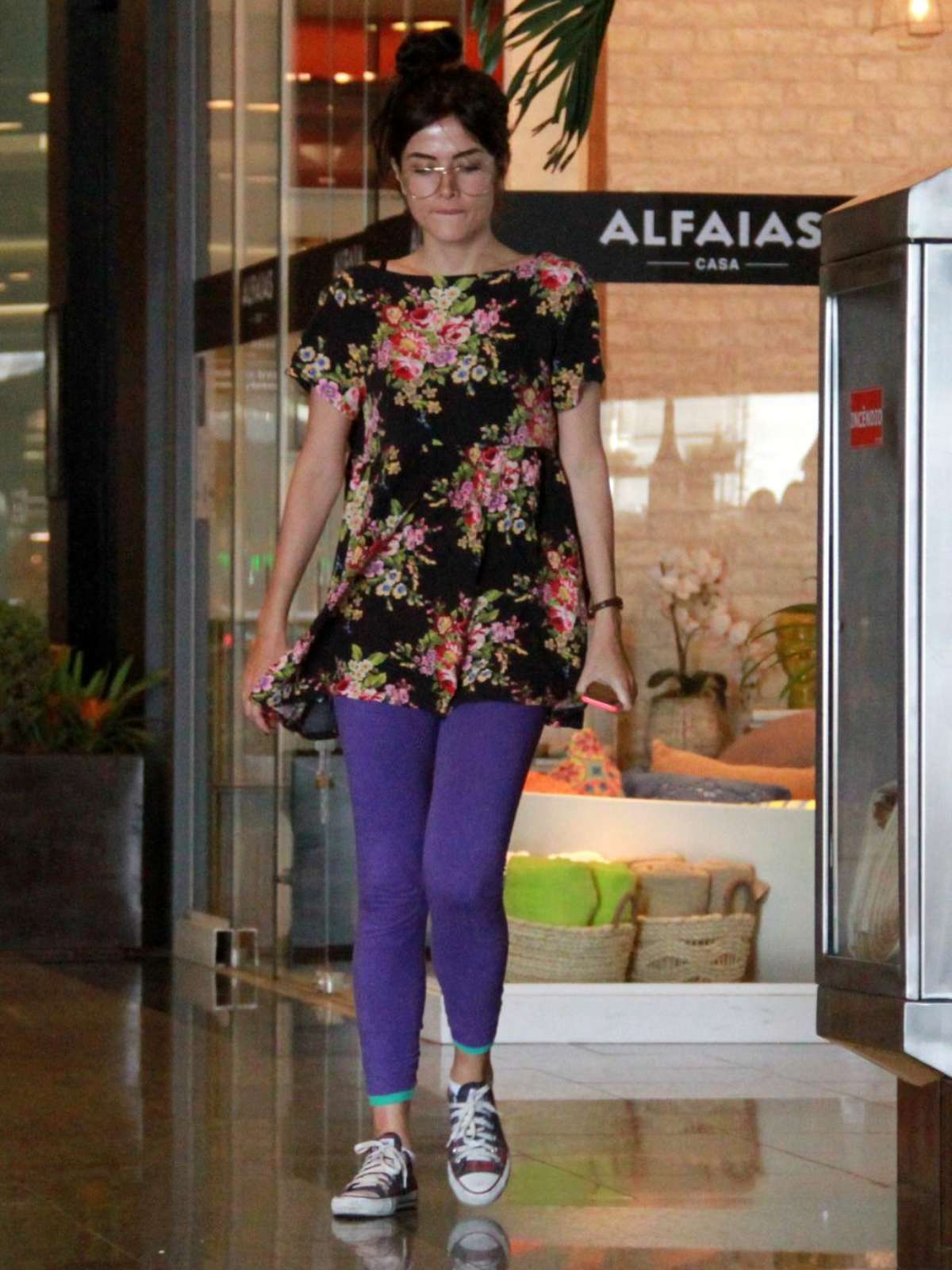 Bad look: Maria Casadevall mistura túnica florida e legging