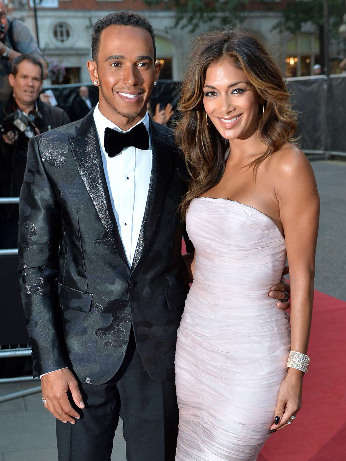 Lewis Hamilton y su novia, Nicole Scherzinger, muy enamorados en⭕