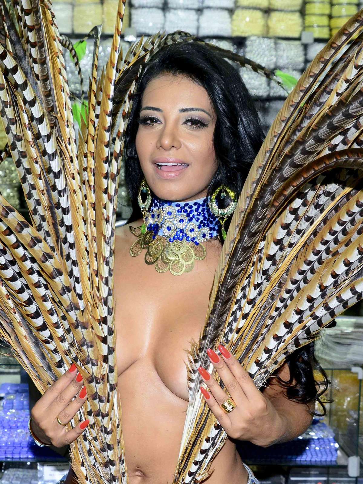 Cinthia Santos faz topless no centro de SP antes de Carnaval