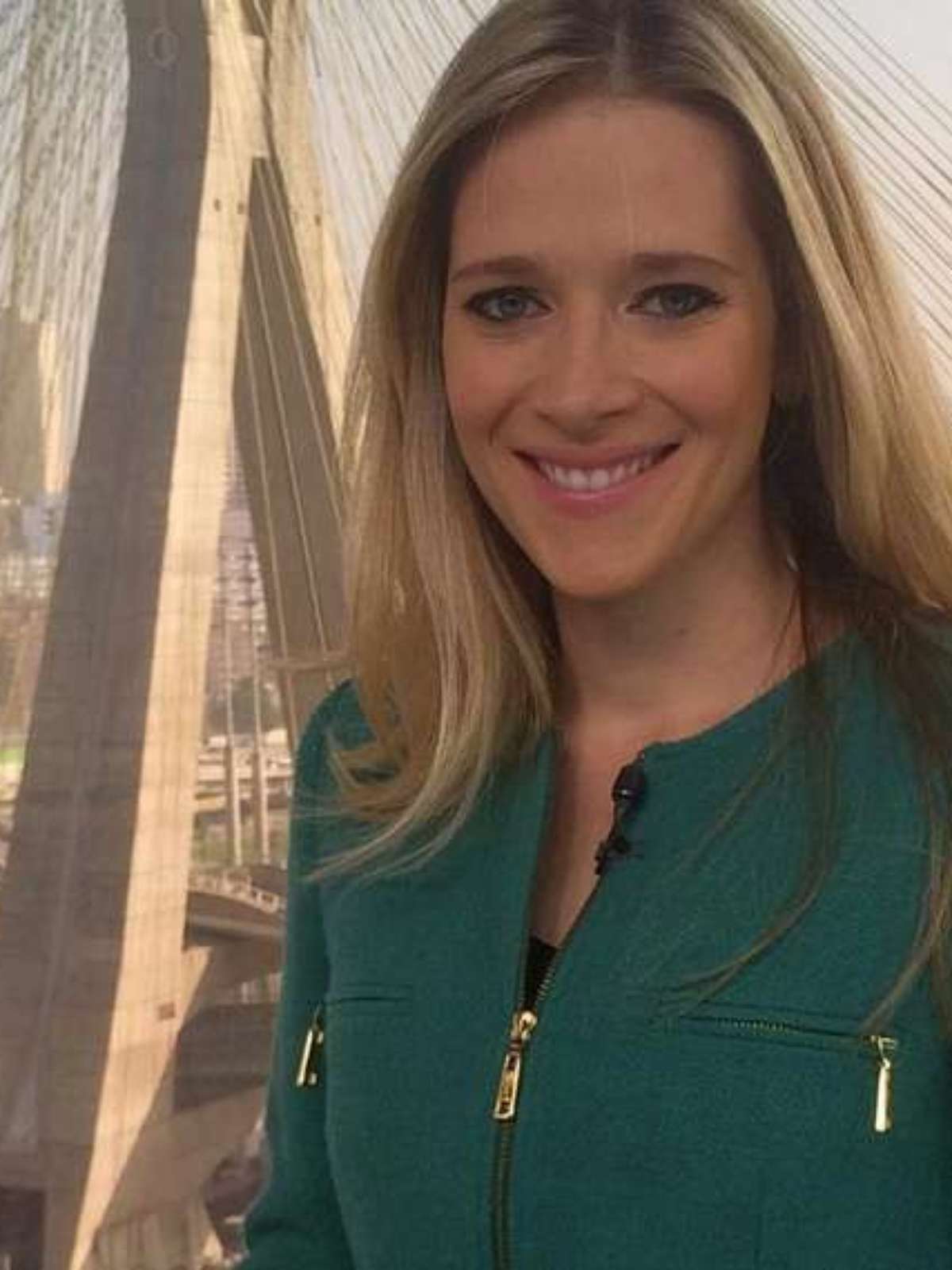 Repórter da Globo chama atenção ao trocar as ruas pelo estúdio Repórter da Globo chama atenção ao trocar as ruas pelo estúdio