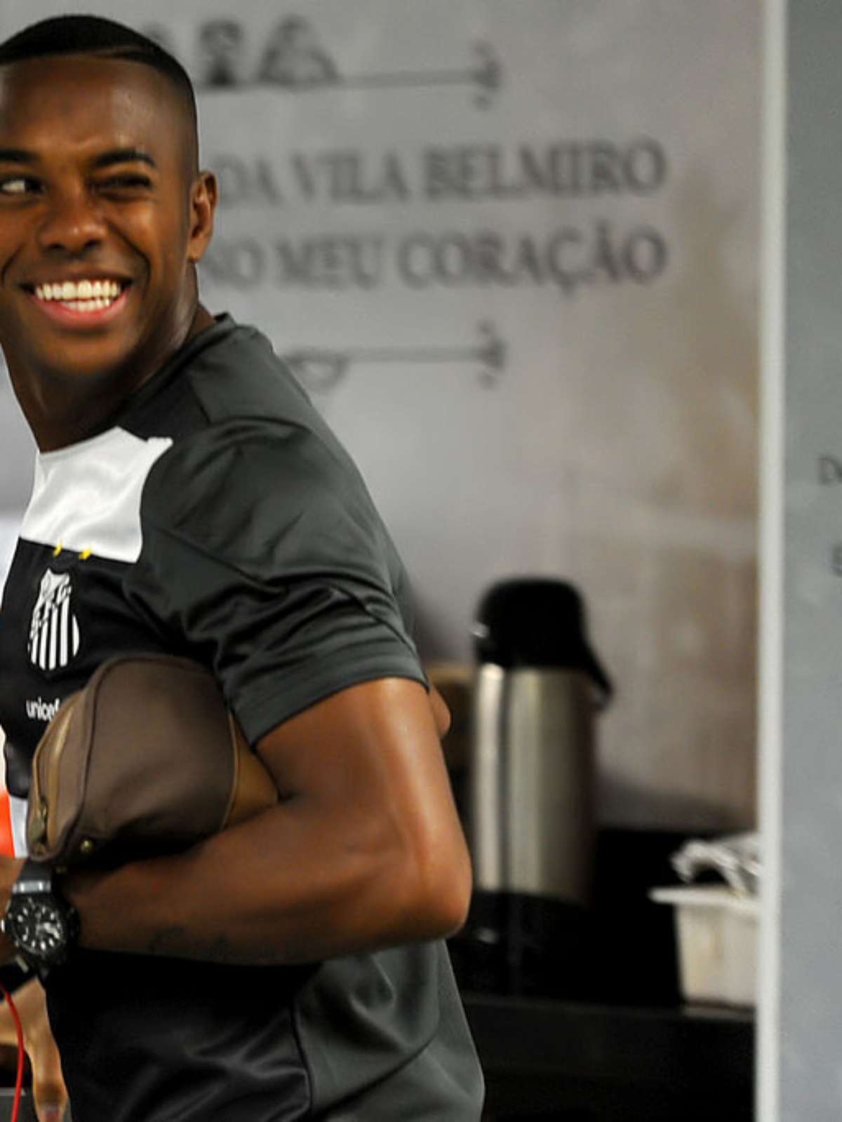 Lateral exalta Santos invicto e faz coro por fico de Robinho