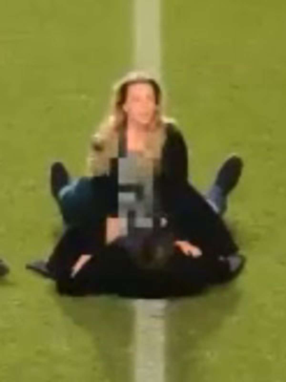 Sabe o casal fazendo sexo em estádio? Era 