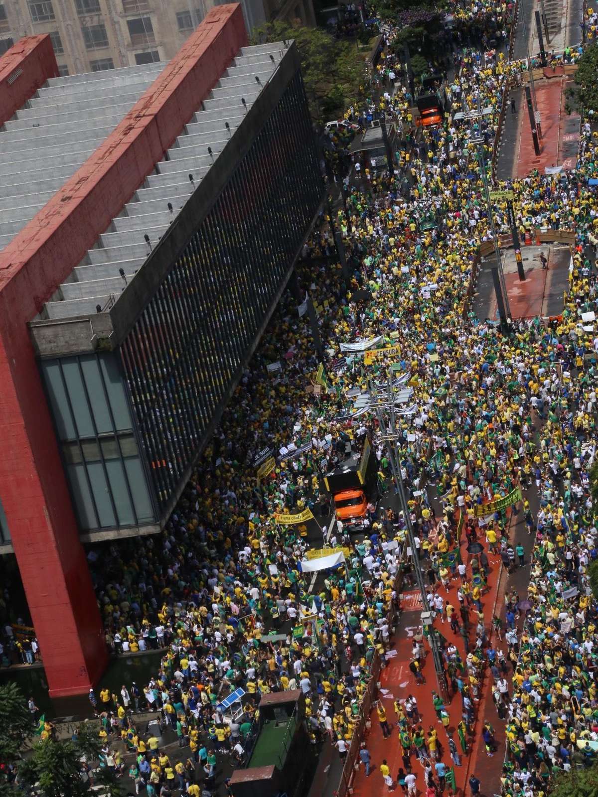 Um milhão e meio de pessoas protestam contra Dilma no Brasil