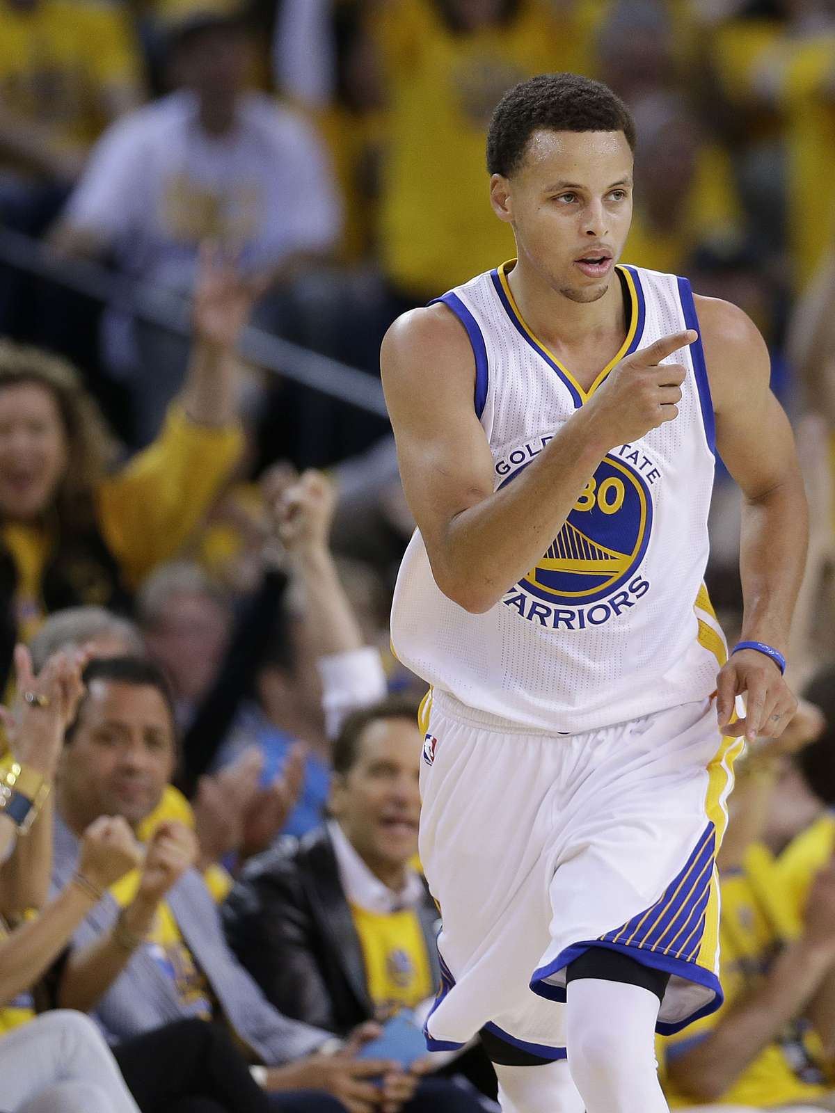 Em jogo de recorde, Curry se torna 4º maior jogador da história em cestas  de três - Gazeta Esportiva