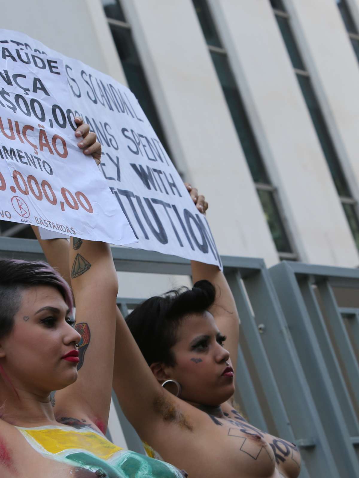 Mulheres ficam nuas em protesto contra desvios na Petrobras