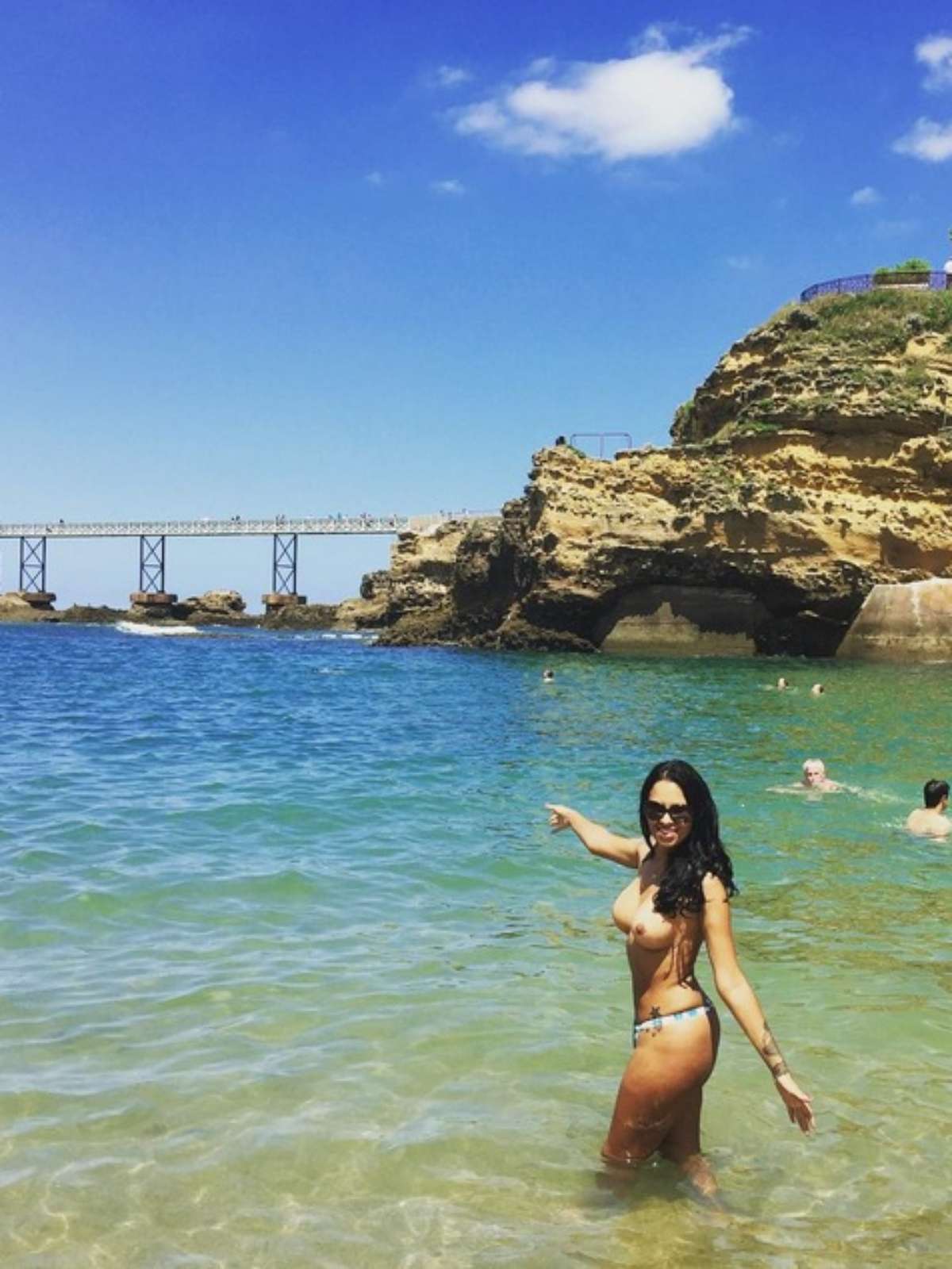 Virou moda! Ariadna faz topless em praia na França