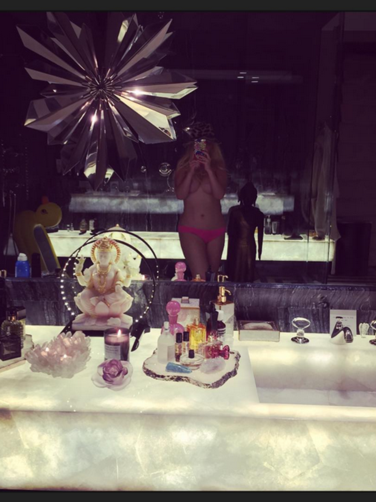 Que ousadia! Christina Aguilera posta foto só de calcinha