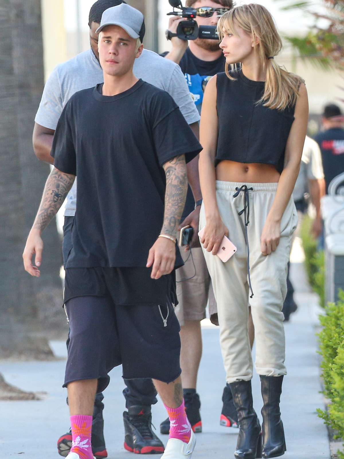 Após fotos nu, Bieber passeia com modelo em Beverly Hills