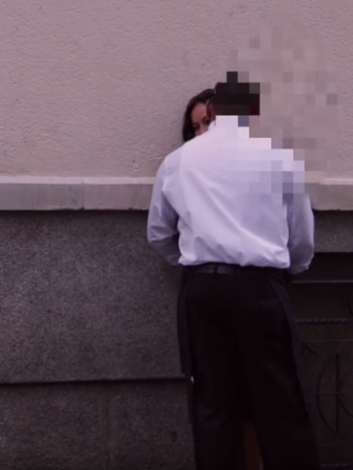 Vídeo flagra reação de homens ao encontrarem mulher bêbada foto foto