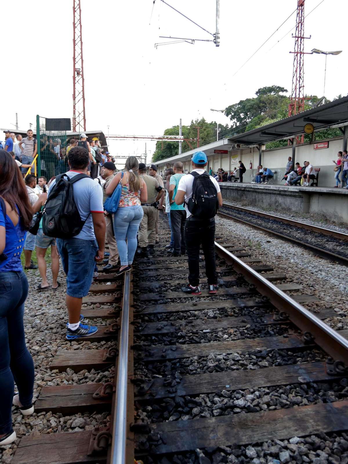 Trens têm falhas pelo 2º dia seguido e geram transtorno em São Paulo