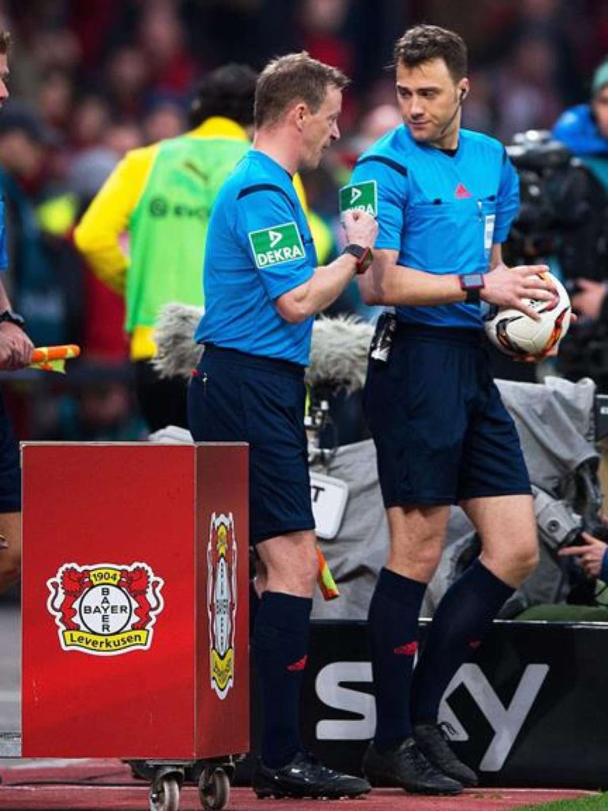 Na Bundesliga 2, uma arbitra expulsou um jogador, ao sair do campo ele  disse para ela