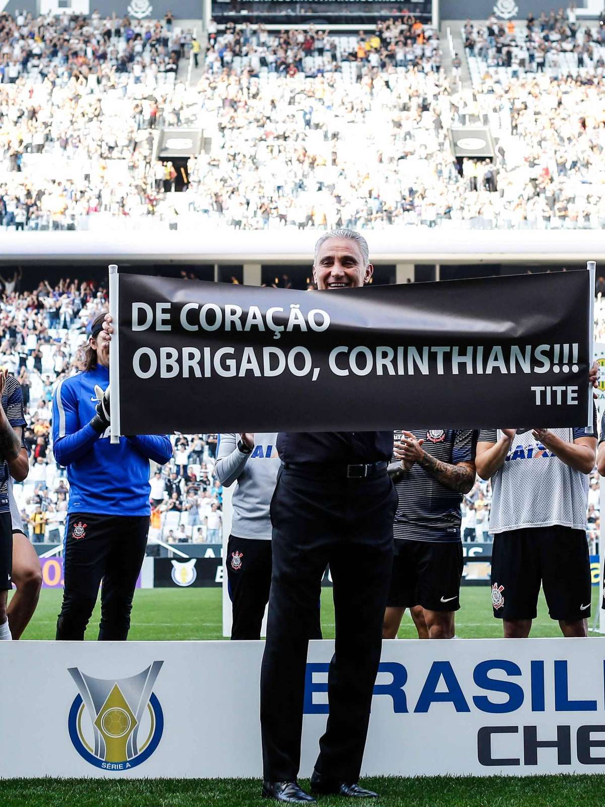 Jogadores do Corinthians são flagrados em conversa com Tite, do
