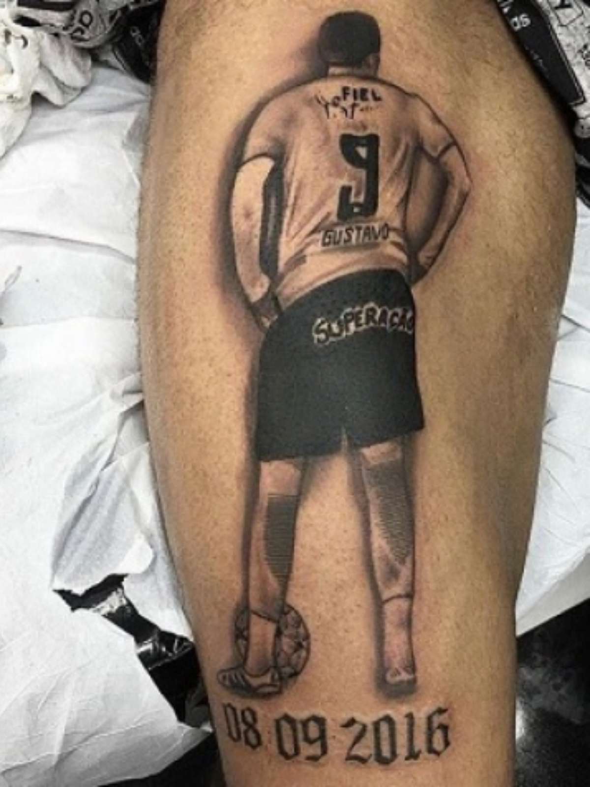 A imagem pode conter: uma ou mais pessoas  Calf sleeve tattoo, Leg sleeve  tattoo, Leg tattoo men