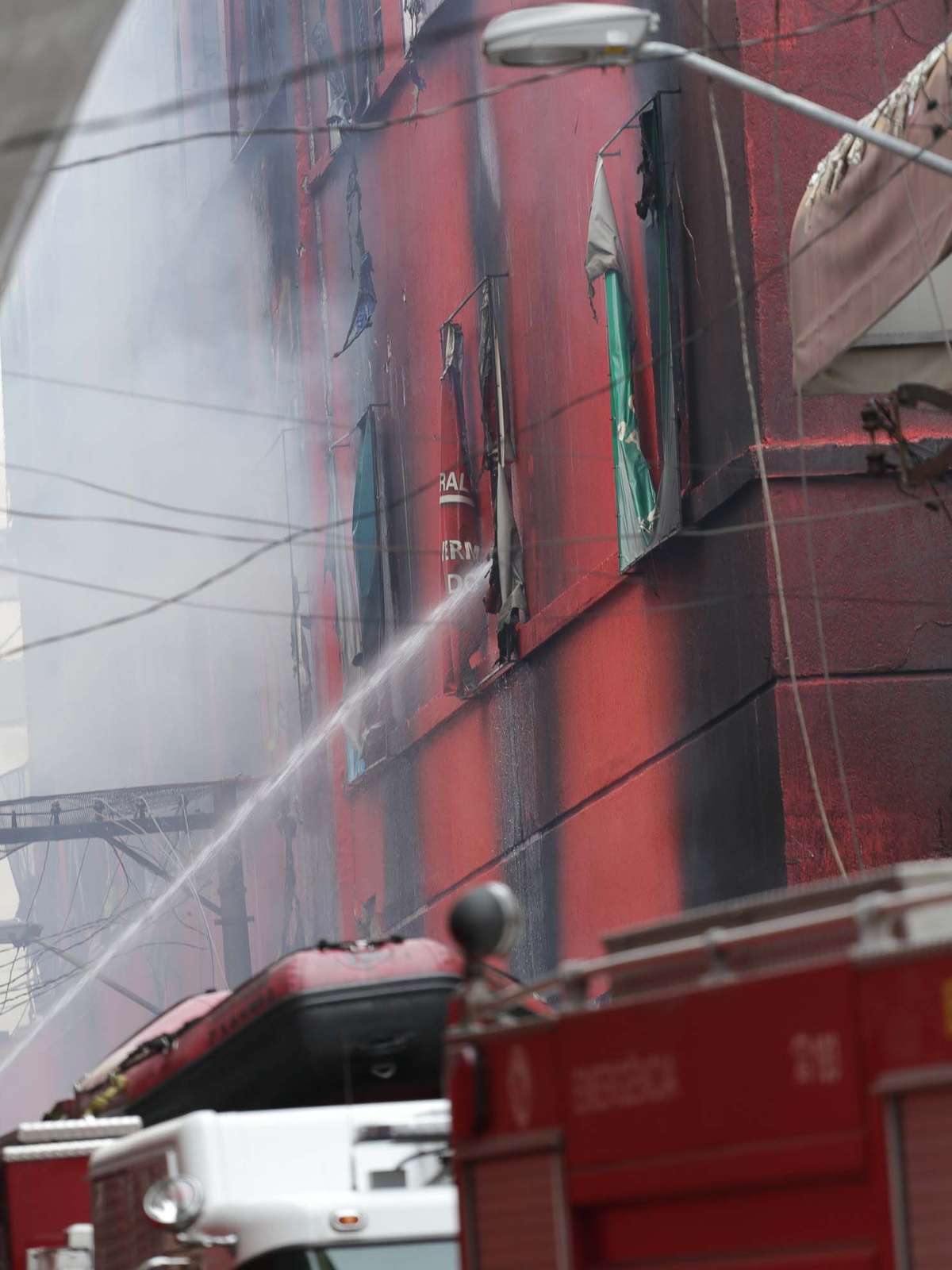 Bombeiros fazem rescaldo de incêndio em shopping do Brás