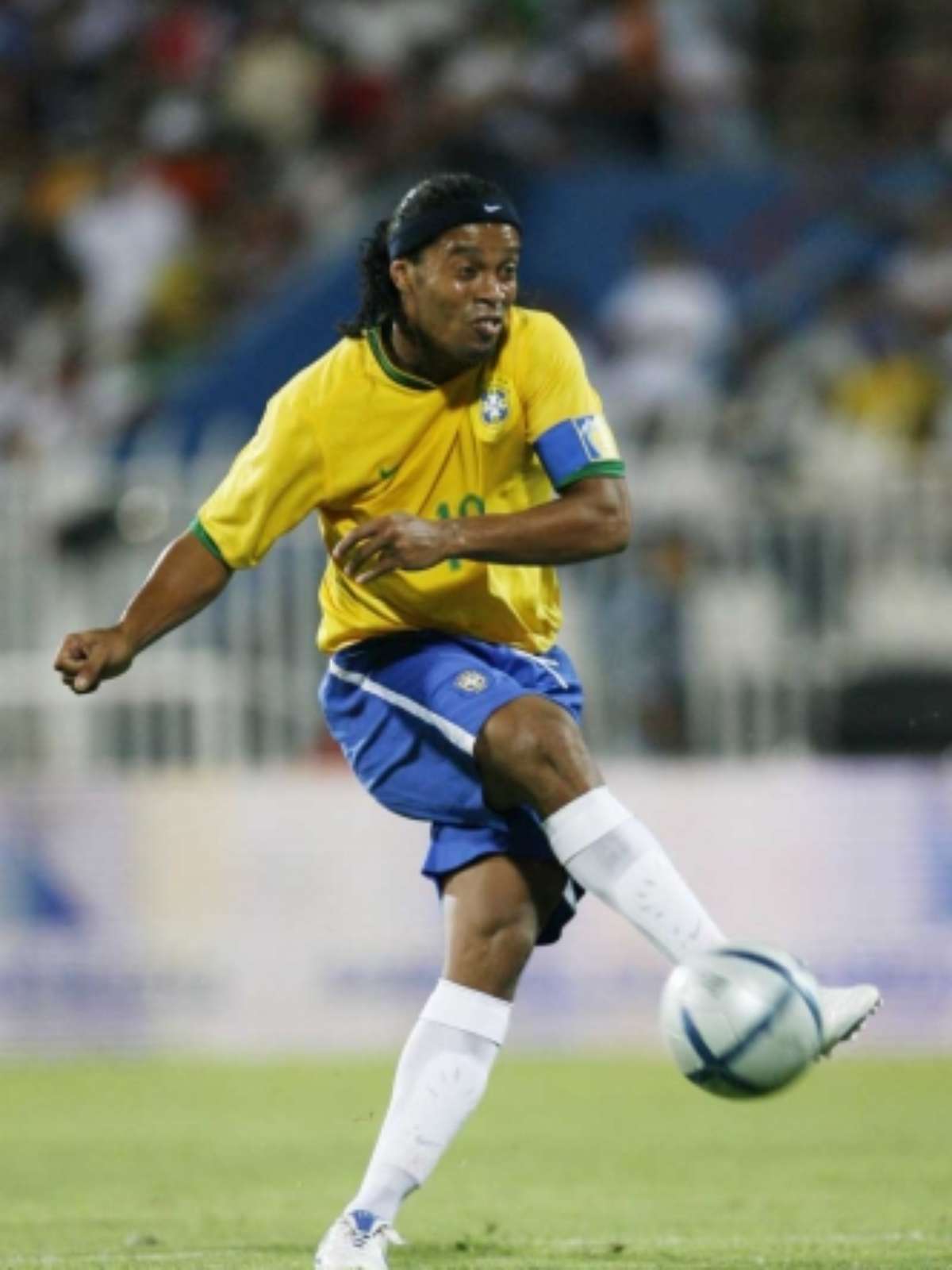 Assis publica vídeo com lances de Ronaldinho Gaúcho em treino do