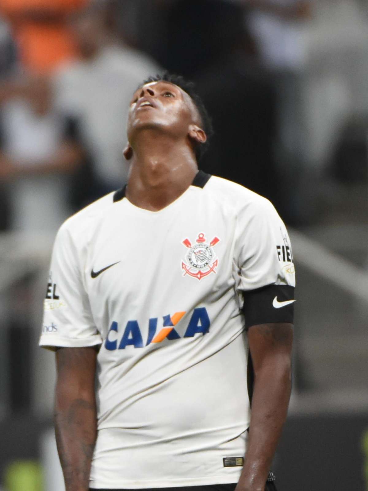 Fagner em cobrança de falta no jogo entre Corinthians e Santo André