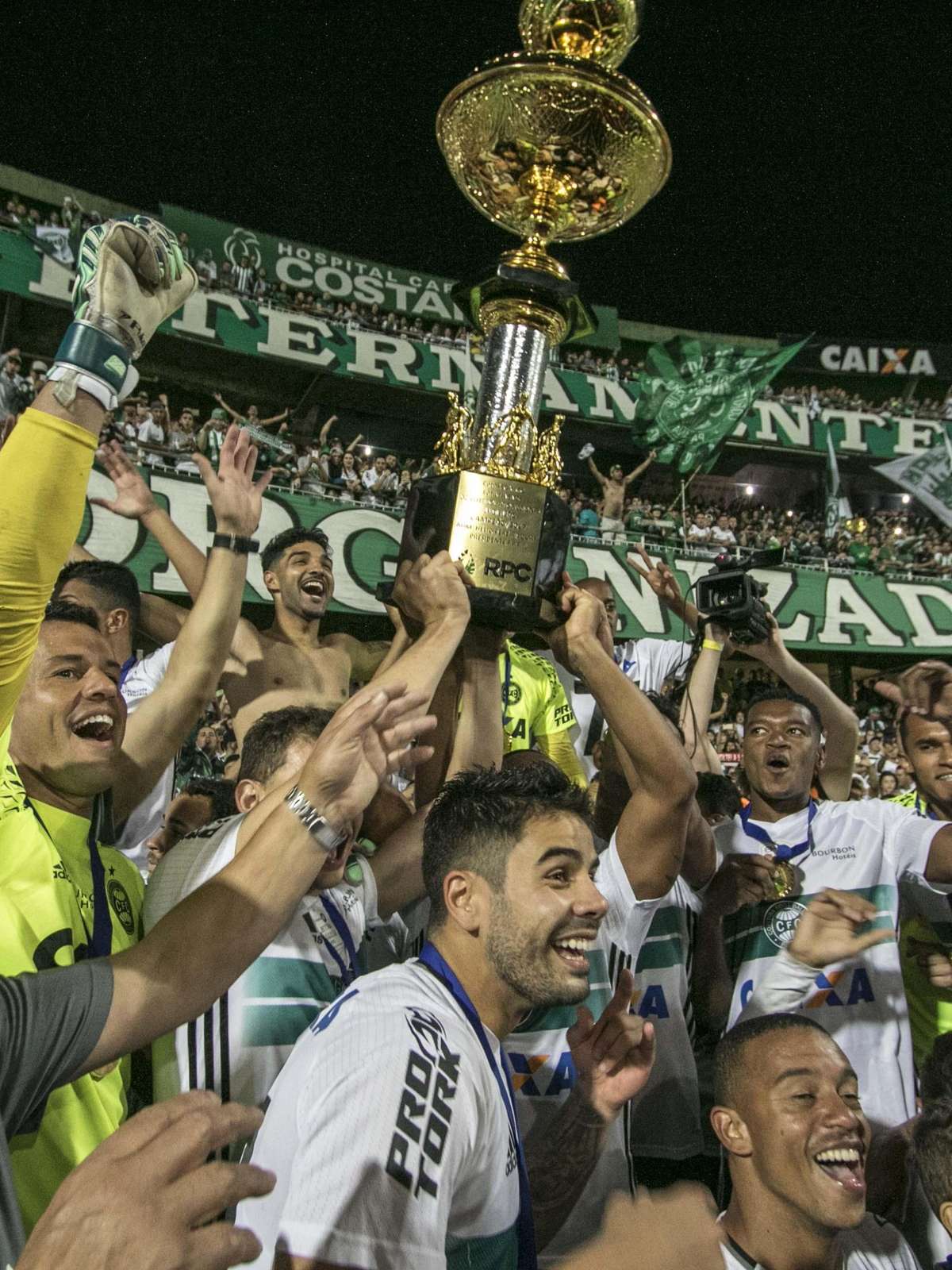 Coritiba domina o Athletico e vence o clássico Athletiba no Couto