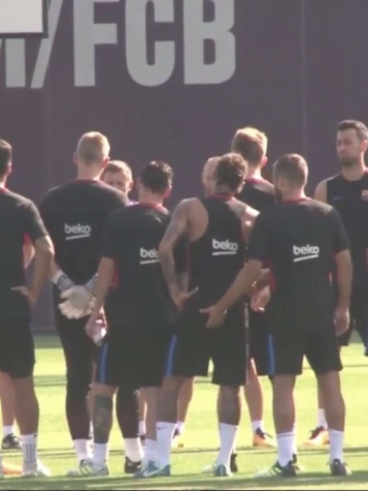 Neymar leva apertão na bunda de Jordi Alba antes de treino