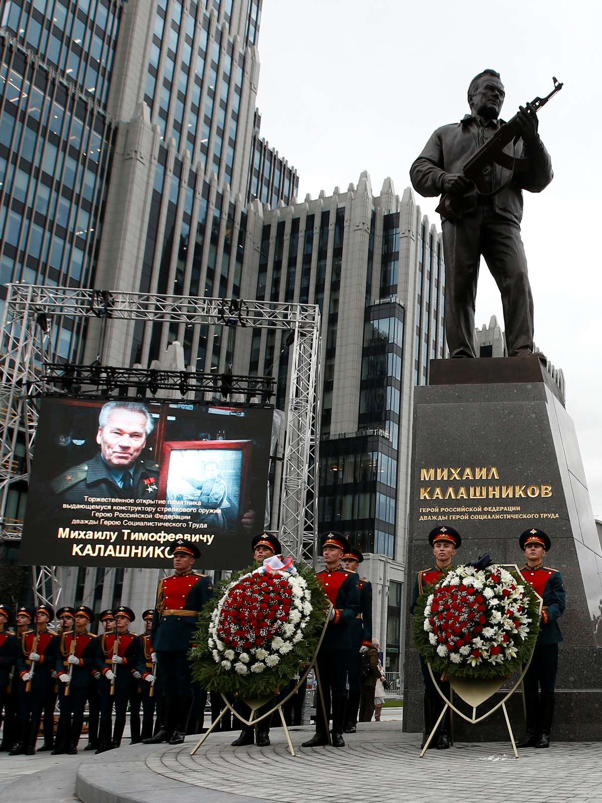 Rússia inaugura monumento a inventor do emblemático fuzil AK-47