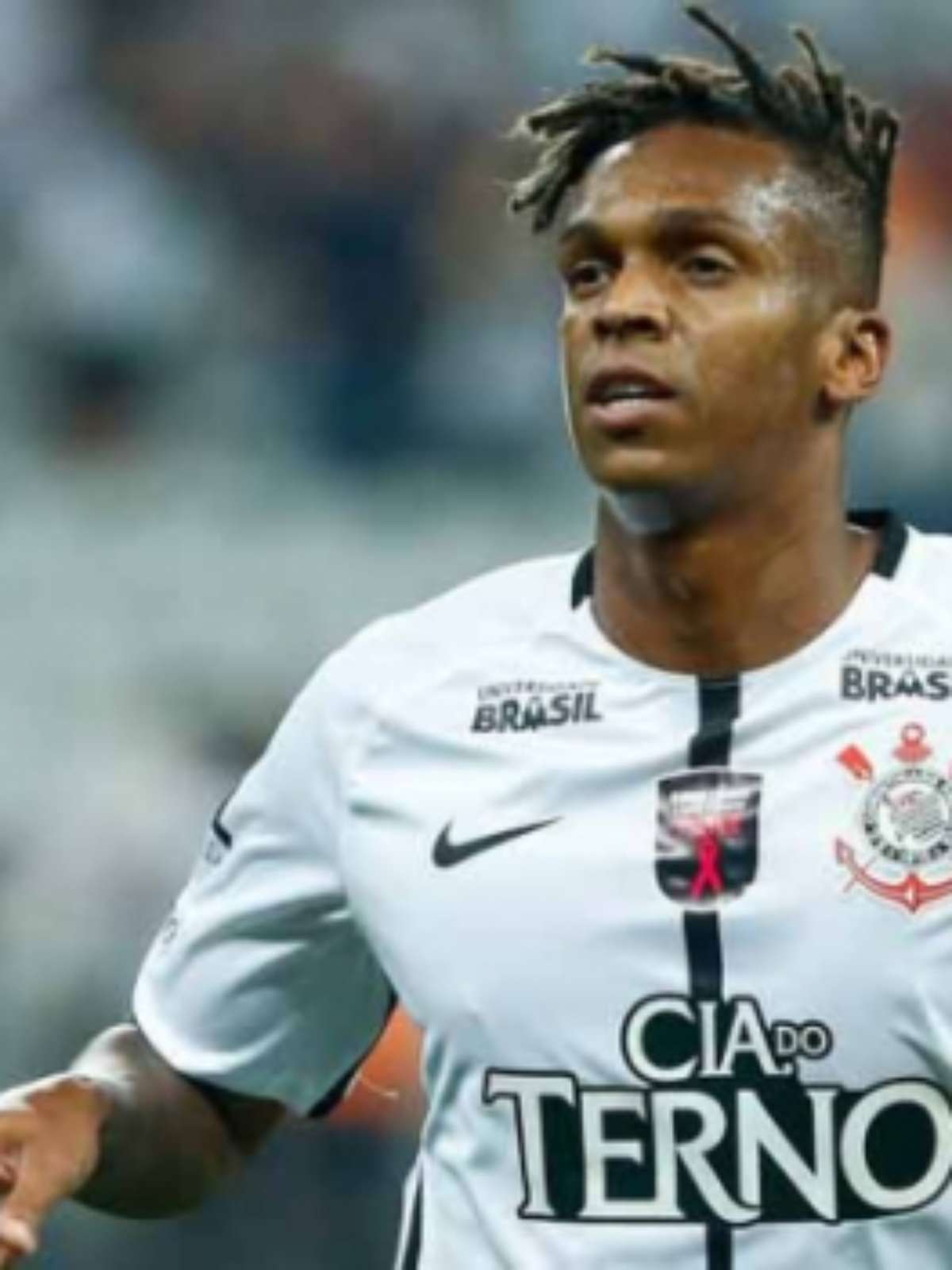 Jô aparece com tranças e coque, treina e reforça o Corinthians contra o  Coritiba, corinthians