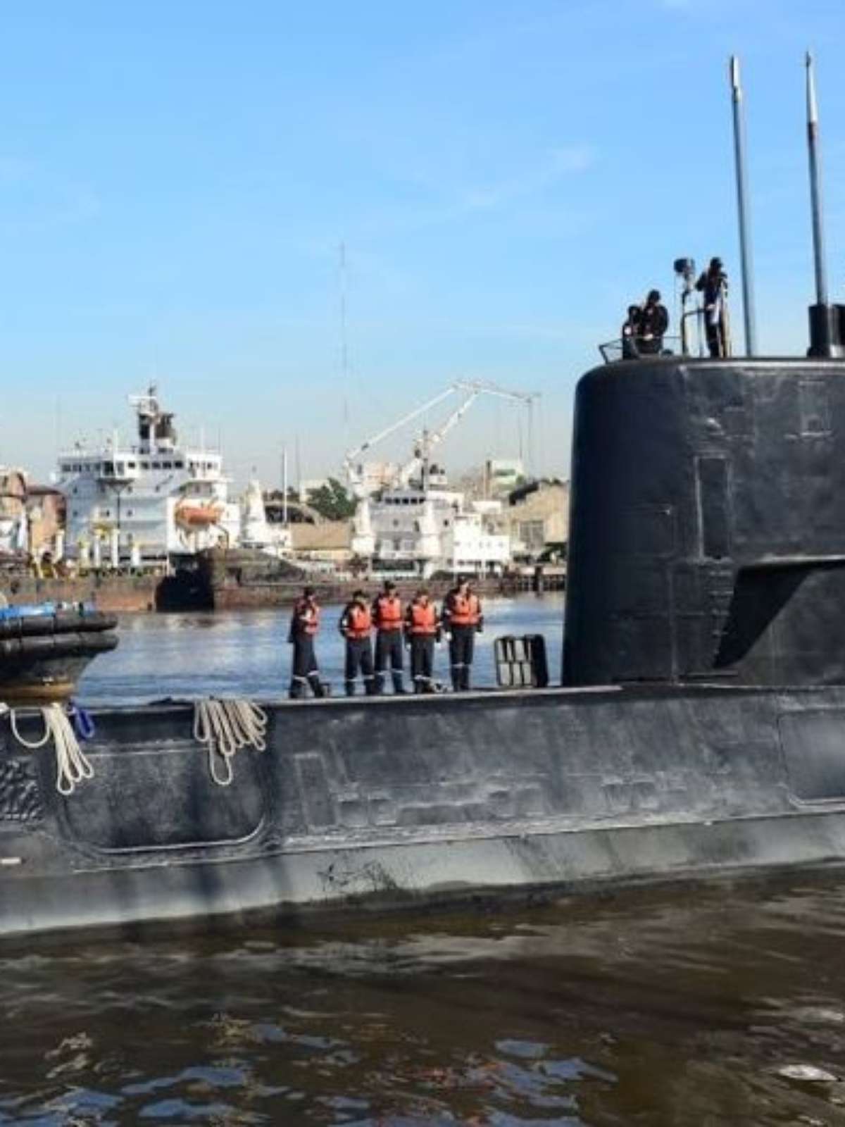 Um submarino no fundo do oceano com uma escotilha onde seja