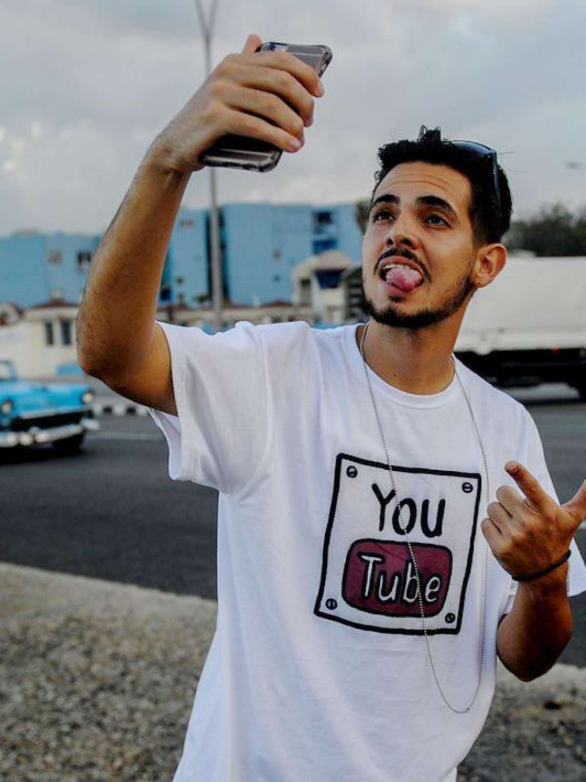 Cubanos caminham quilômetros para publicar vídeos em seus canais do YouTube