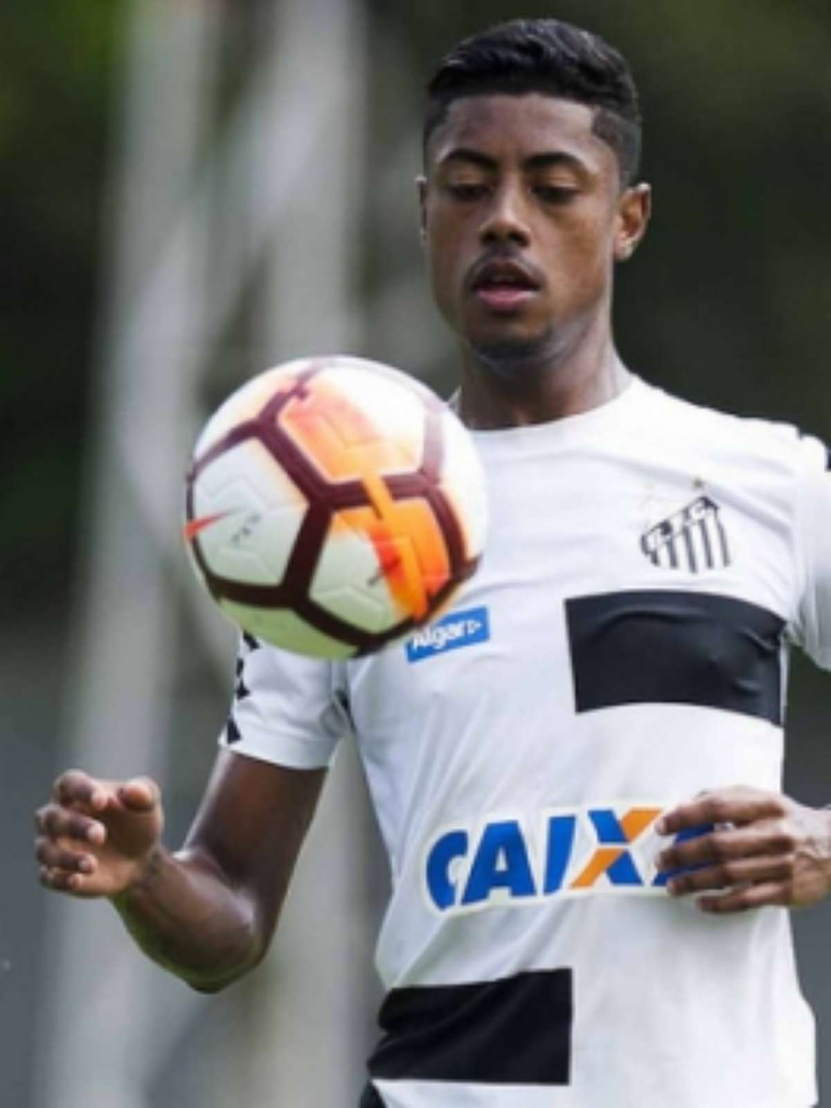 Com óculos de proteção, Bruno Henrique participa de treino do Santos -  Diário do Litoral