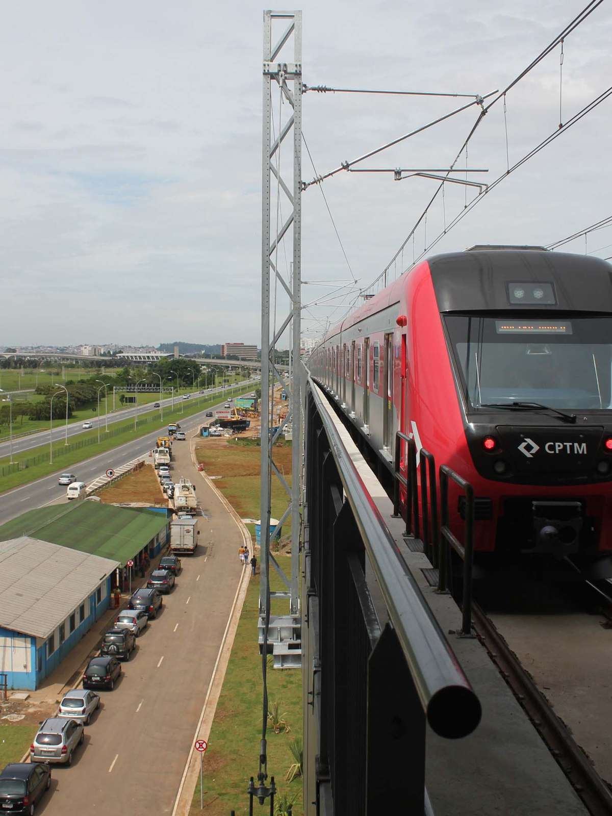 Por que o trem da Luz até o aeroporto de Guarulhos não para no Brás?