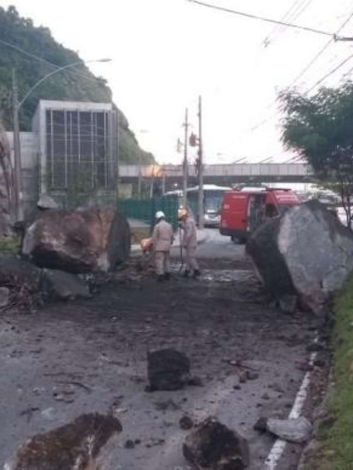 Caminhão quebra e trava perímetro urbano da BR 277 em Cascavel